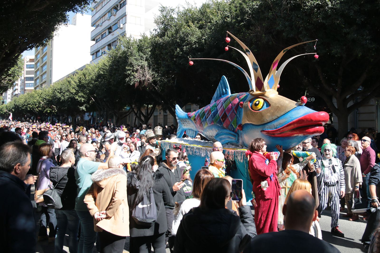 La Sardina recorriendo el Paseo de Almería camino de las Almadrabillas.