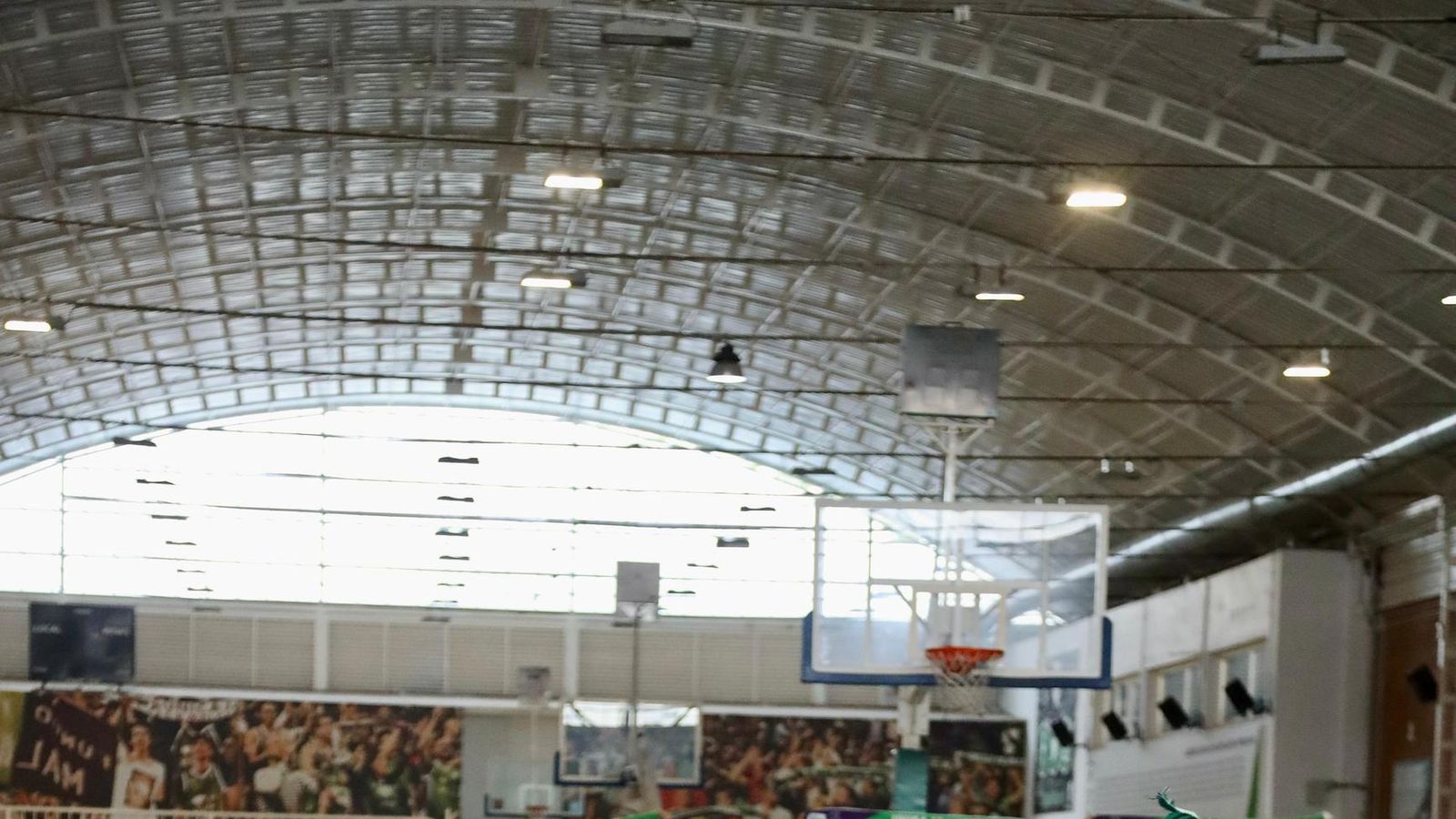 La locura en Los Guindos: ¡Búscate durante la final de BCL del Unicaja!