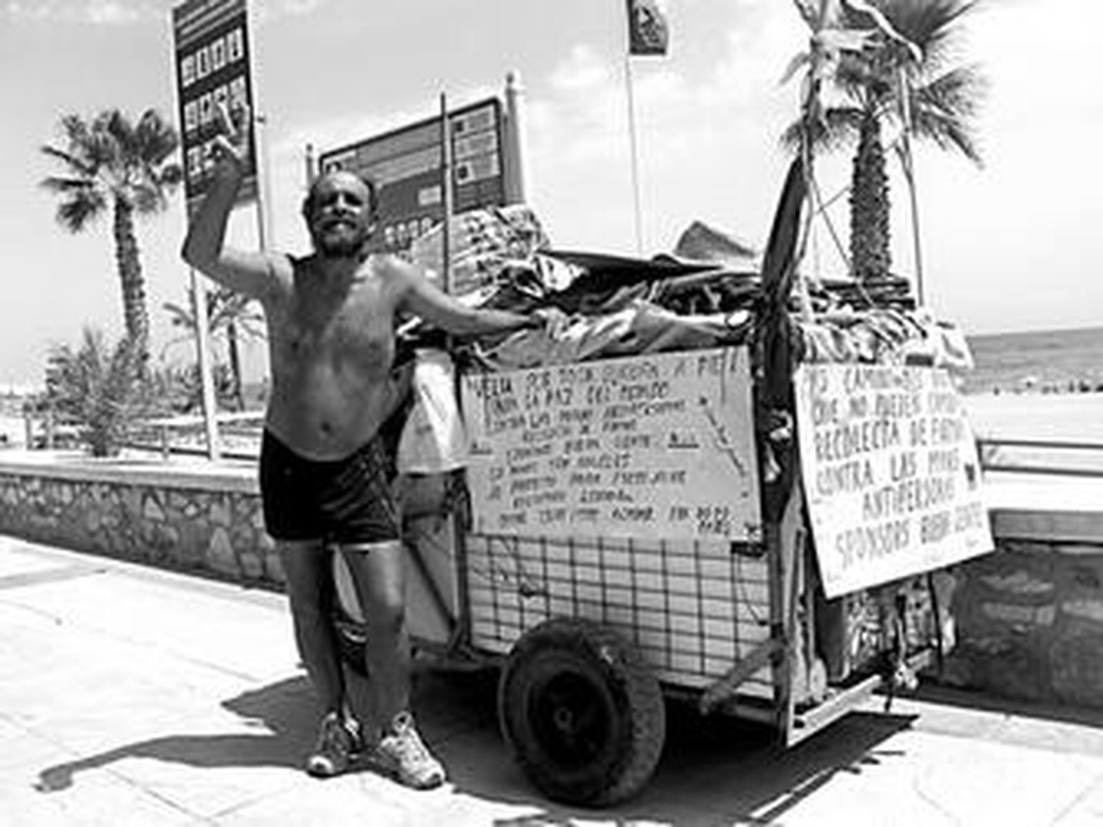 Joel Buton, con su carro que pesa alrededor de 200 kilos.