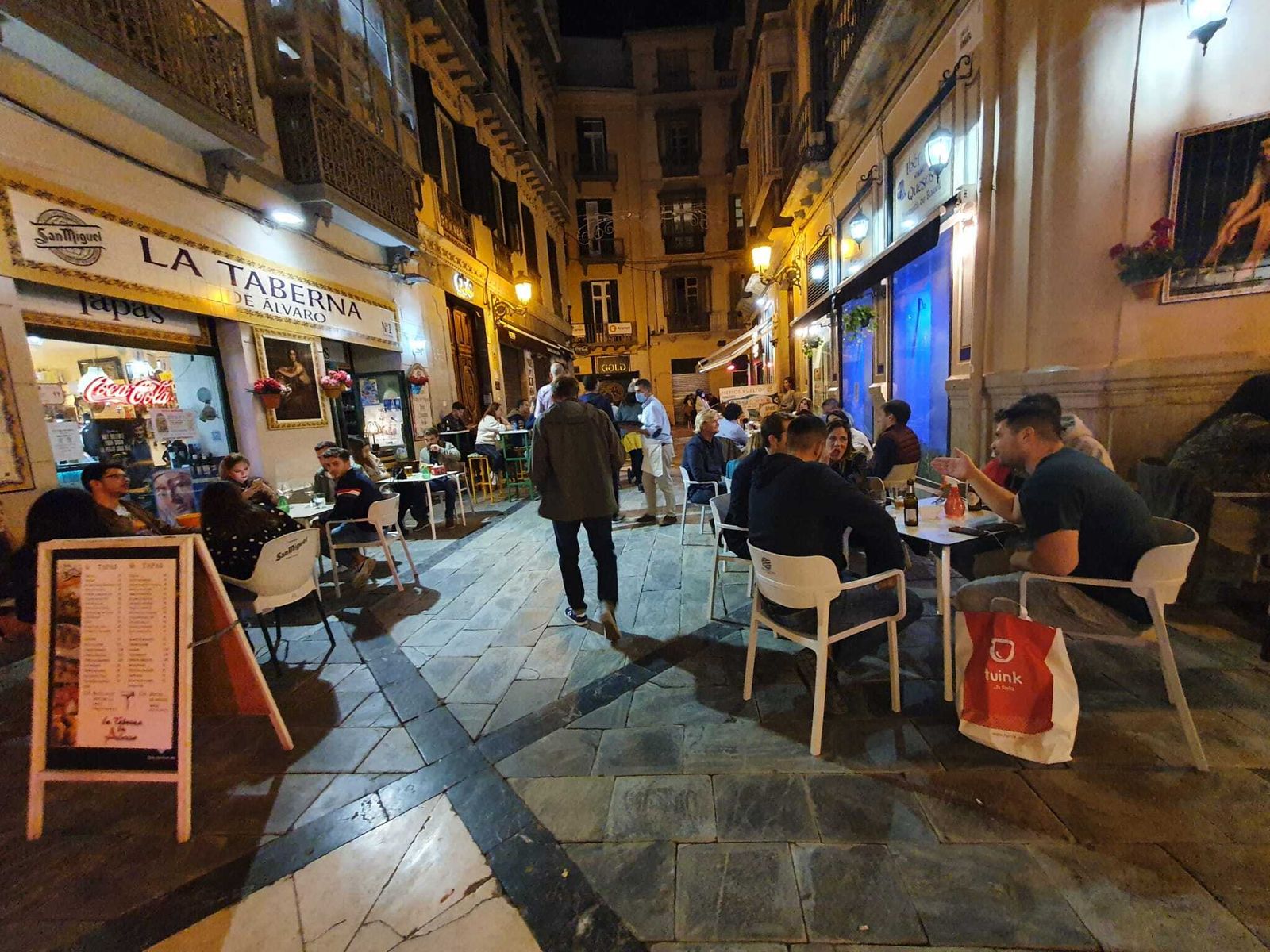 Fotos del 'lleno' en el Centro de Málaga, que apura el toque de queda