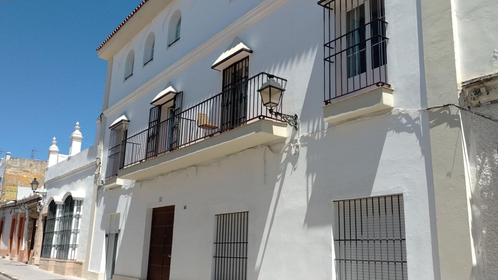 Una finca rehabilitada en la calle San Sebastián, destinada a alojamientos turísticos.