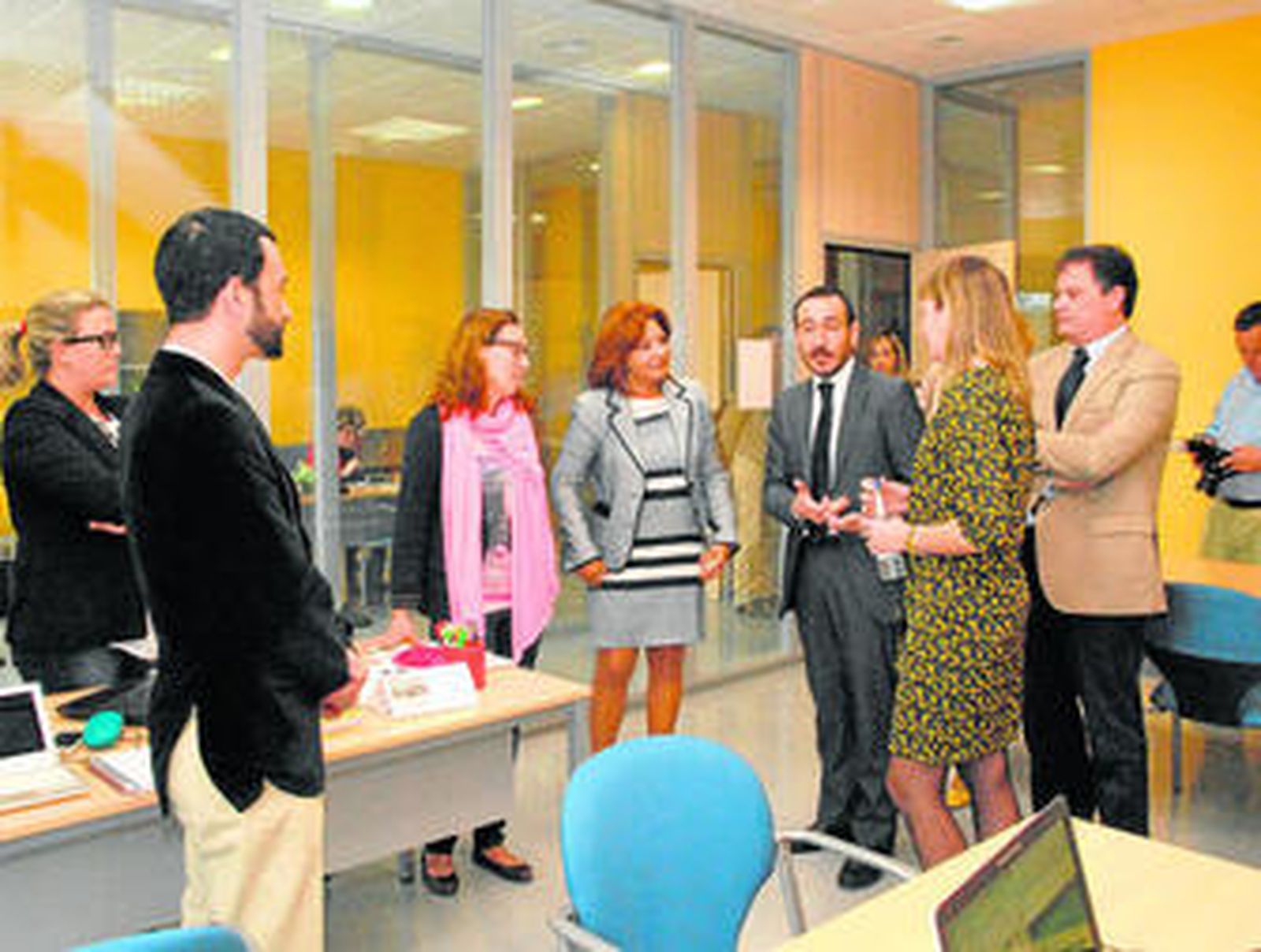 Responsables de la Junta de Andalucía, en una de las dependencias del Cade de San Fernando que visitaron el pasado viernes junto a su personal.