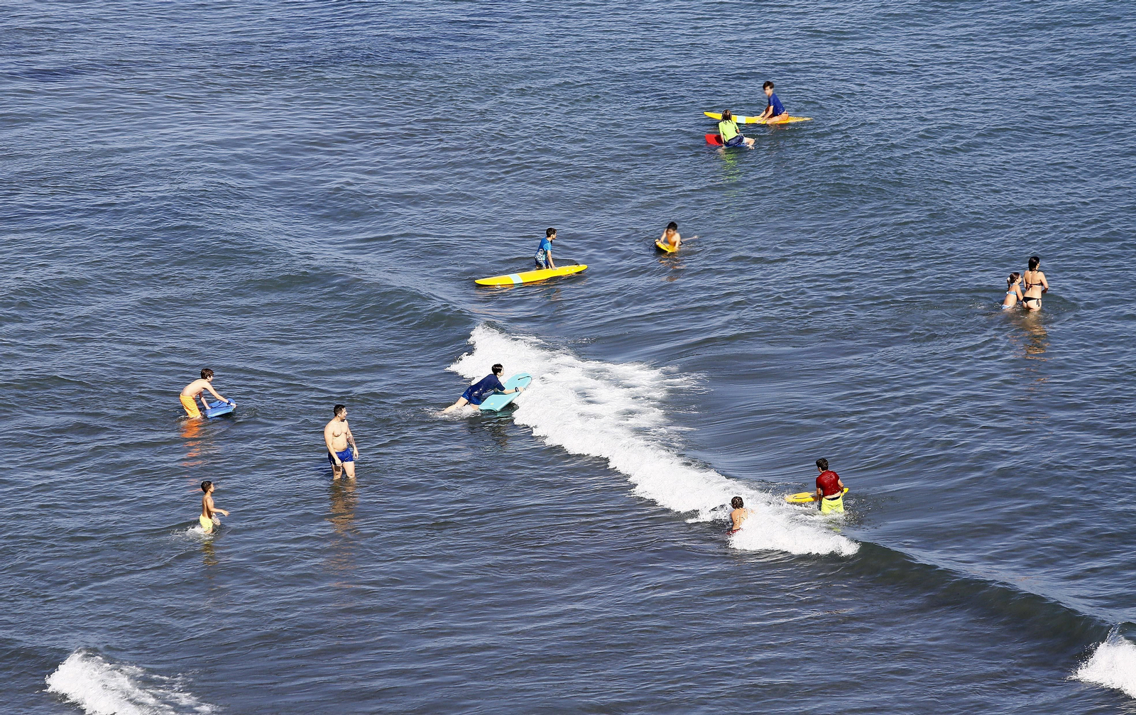 Fotos de las playas de Rincón de la Victoria: bandera verde a los bañistas