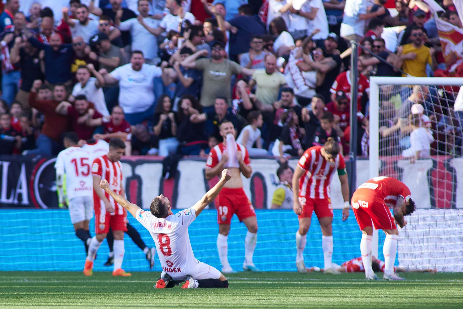 Jordán celebra el tanto de Lamela ante la desesperación almeriense en el último desplazamiento indálico