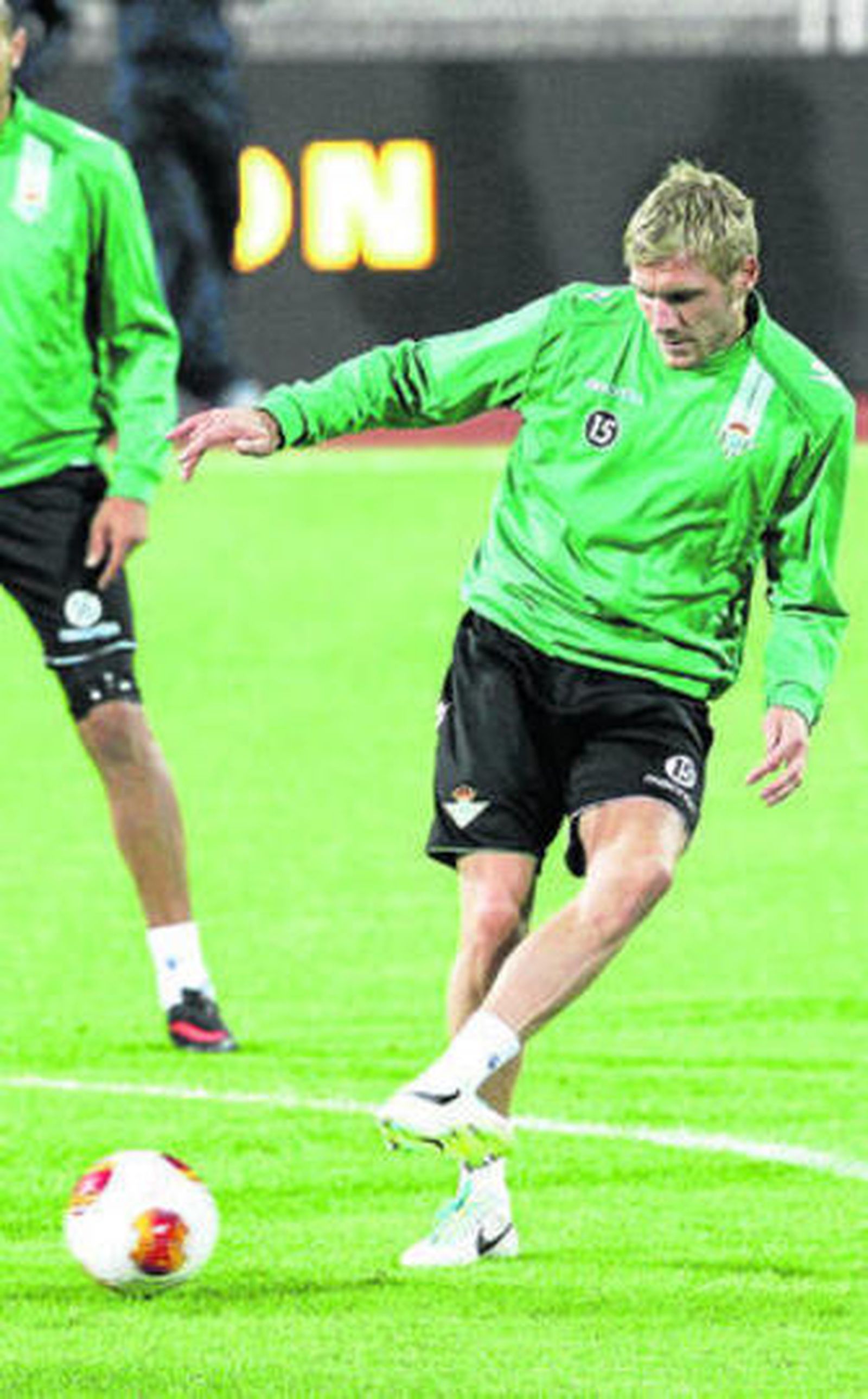 Perquis golpea el balón durante el entrenamiento en el Kantrida Stadion de Rijeka.