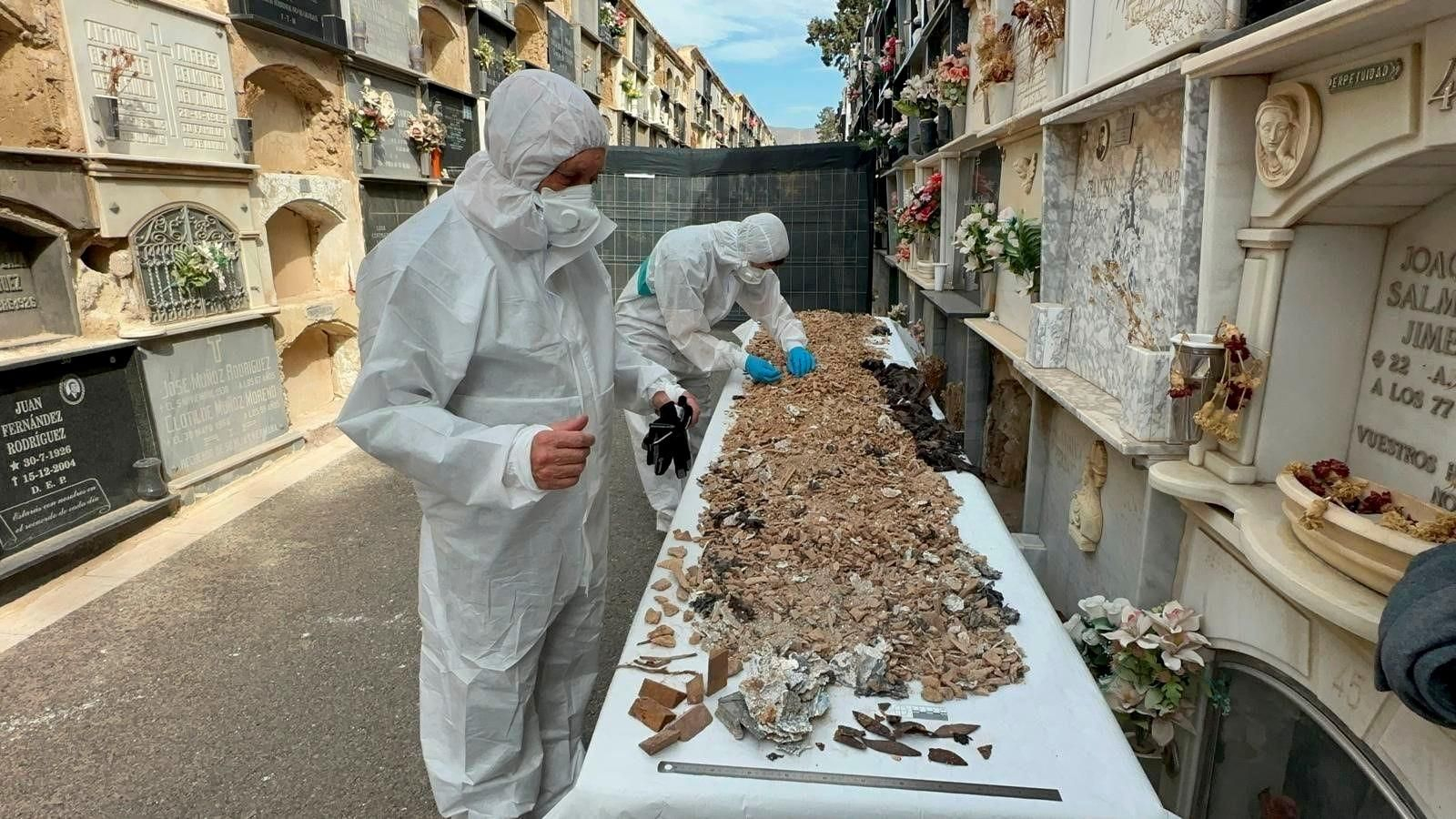 Los forenses, el pasado año, examinaron los restos óseos, triturados, de los Coloraos