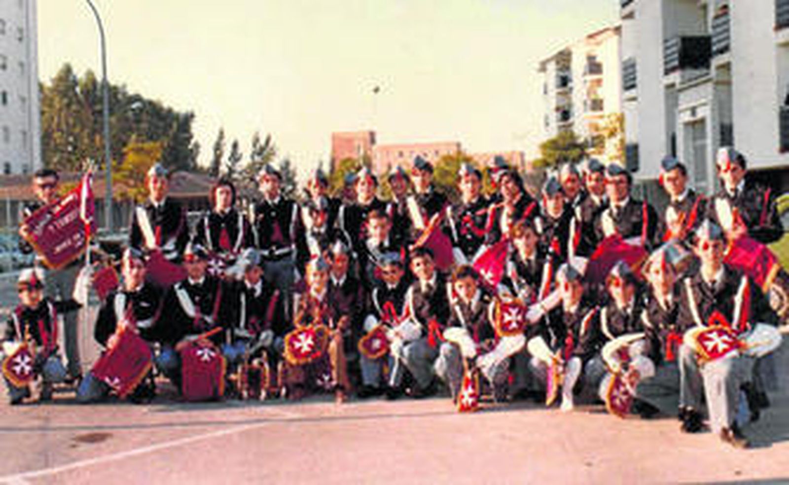 La banda en sus orígenes con José Reganzón, el fundador, sujetando el banderín a la izquierda de la imagen.