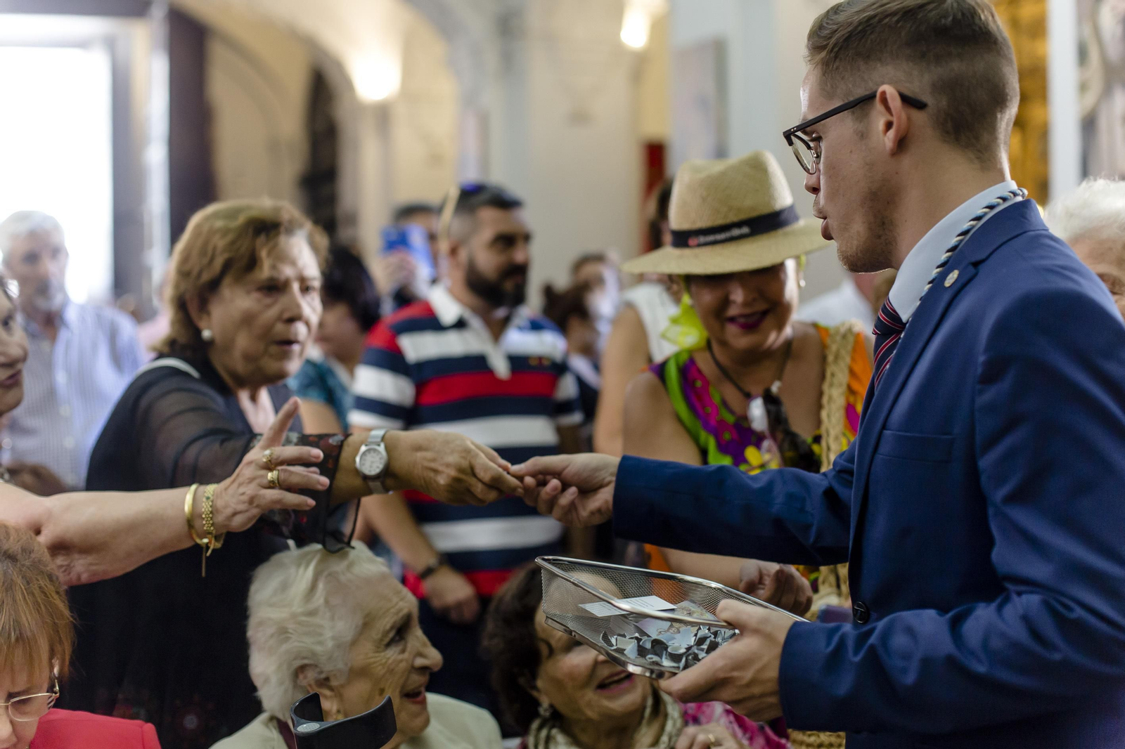 Las imágenes de la ofrenda y el pregón de la patrona de Cádiz, la Virgen del Rosario.