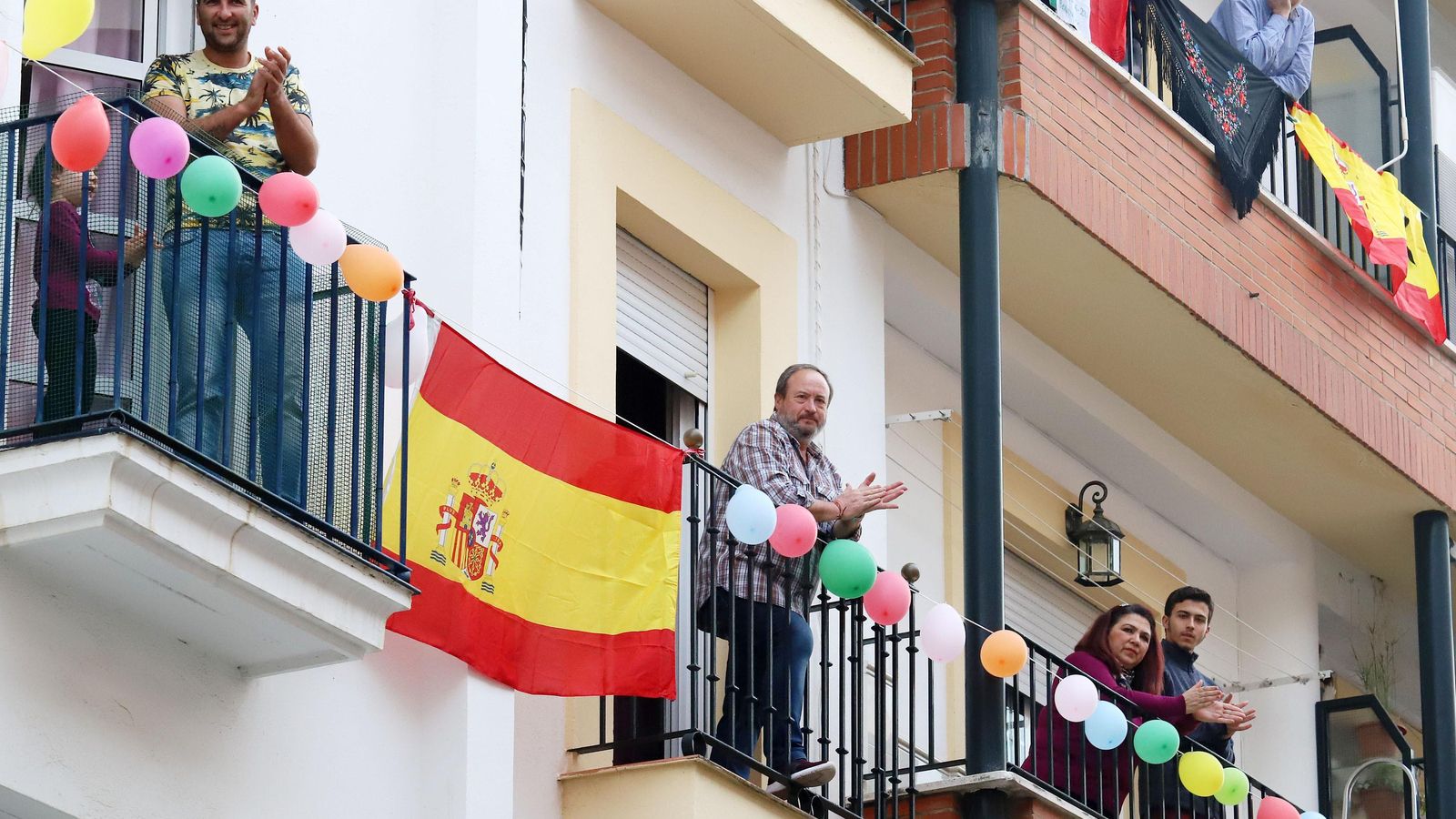 Varias familias aplauden a los sanitarios durante el confinamiento.