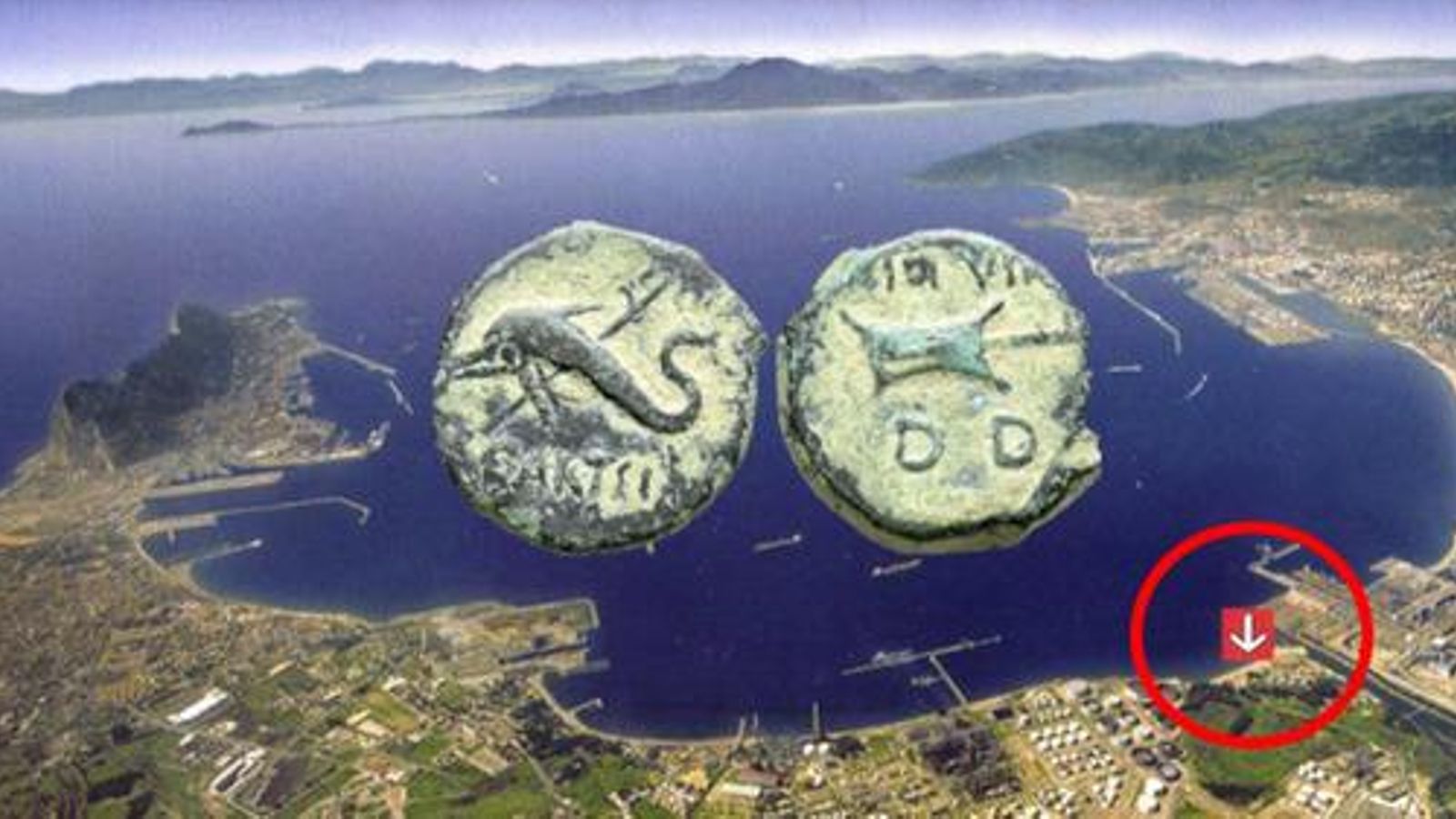 El círculo rojo indica la posición de Carteia en la bahía de Algeciras. En el centro de la imagen, una moneda acuñada en Carteia con delfín y tridente de Neptuno en el anverso y timón de nave en el reverso.