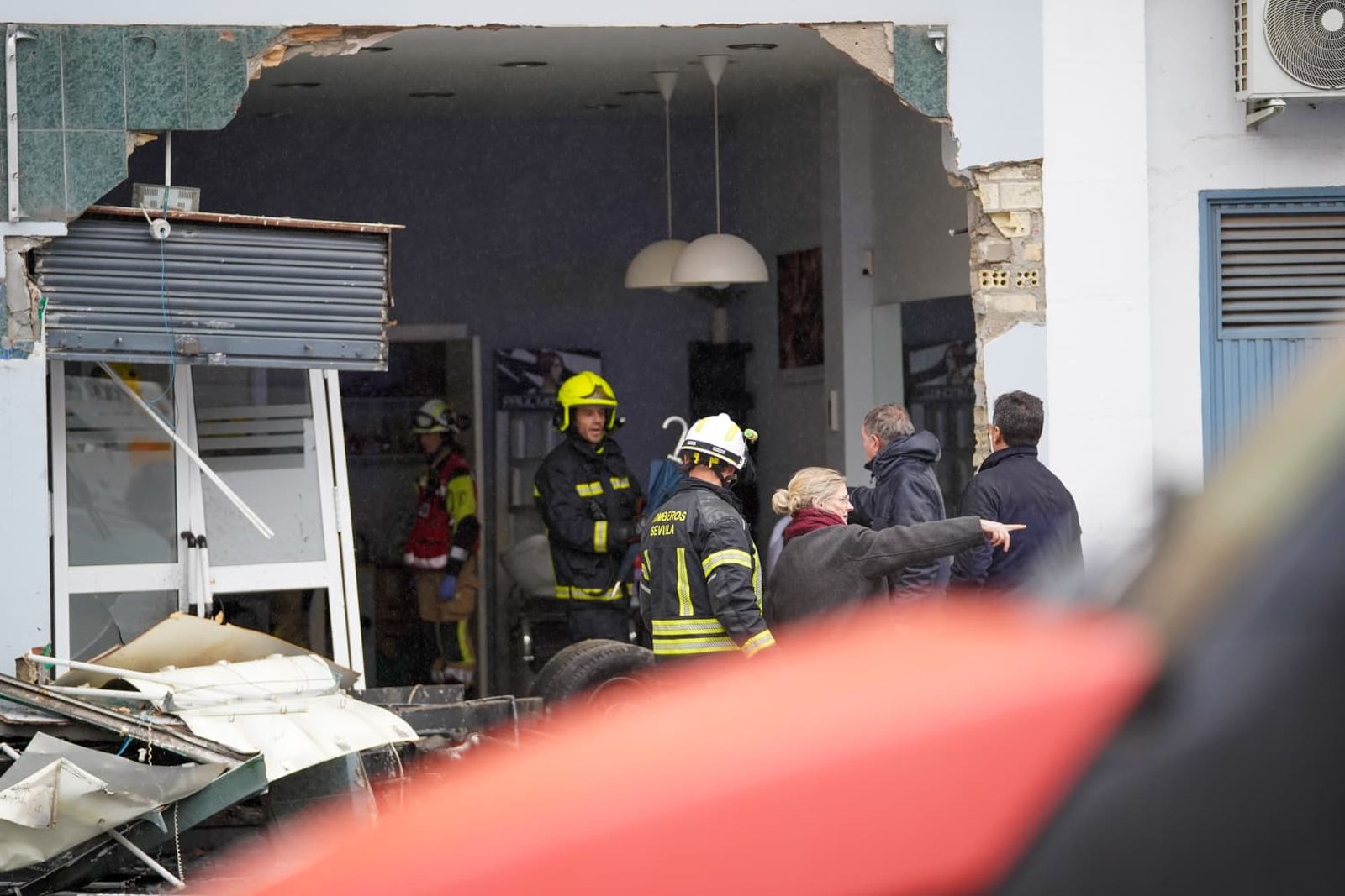 Las fotos del accidente múltiple entre un autobús de Tussam y un camión en Sevilla