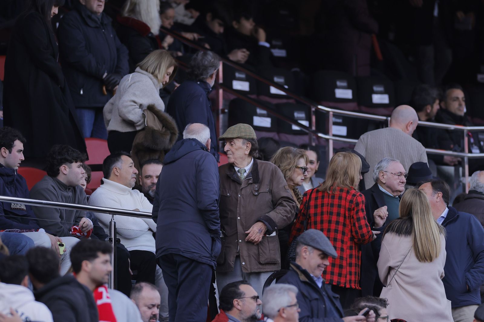 Búscate en las fotos del Sevilla - Girona