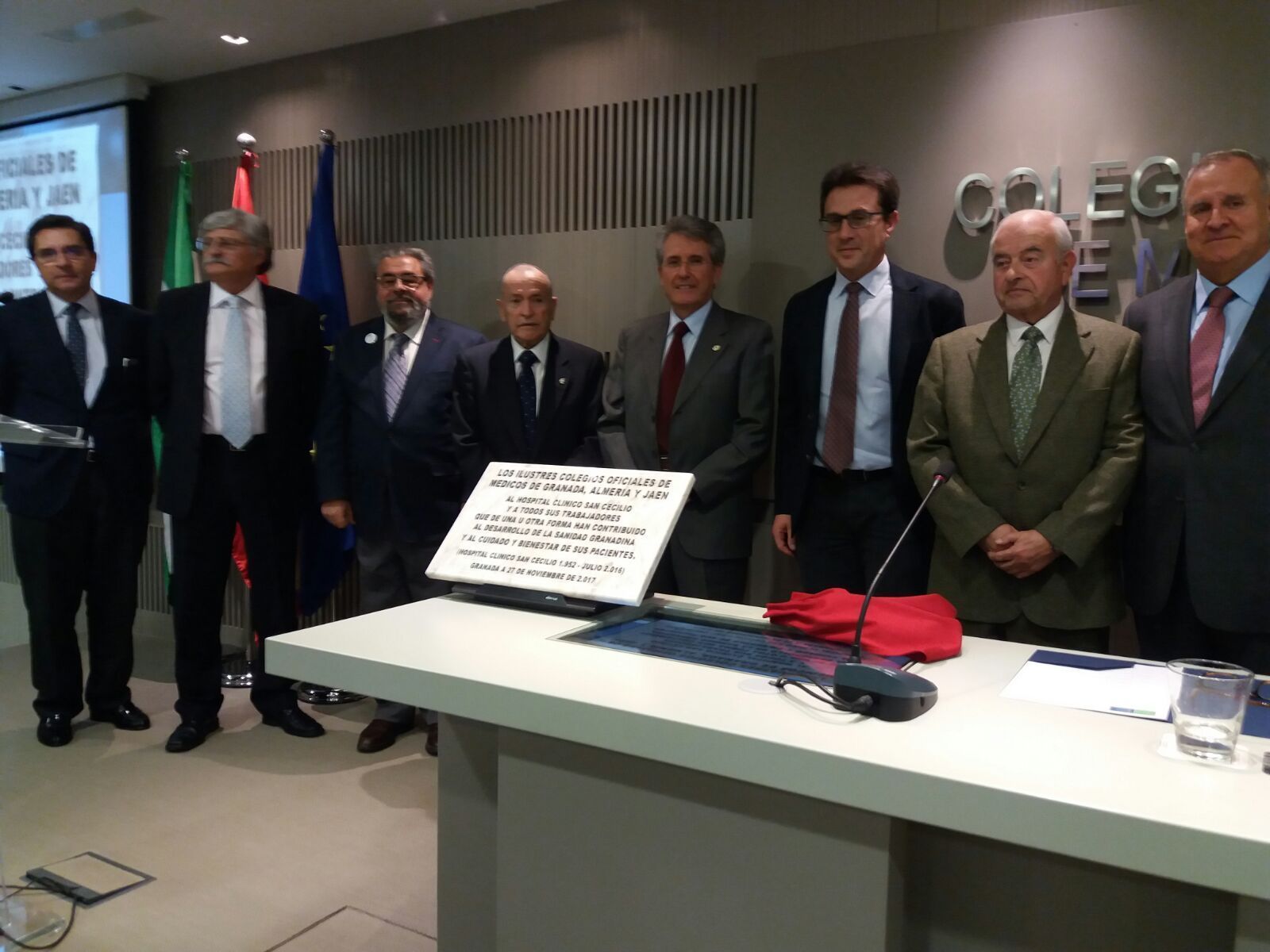 Los colegios de médicos de Granada, Jaén y Almería homenajearon al hospital junto a la Asociación de Amigos del Clínico.
