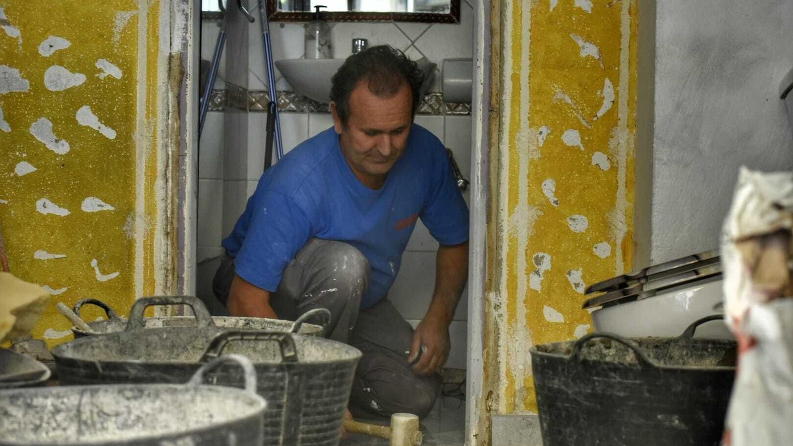 Un trabajador de la construcción en una reforma.