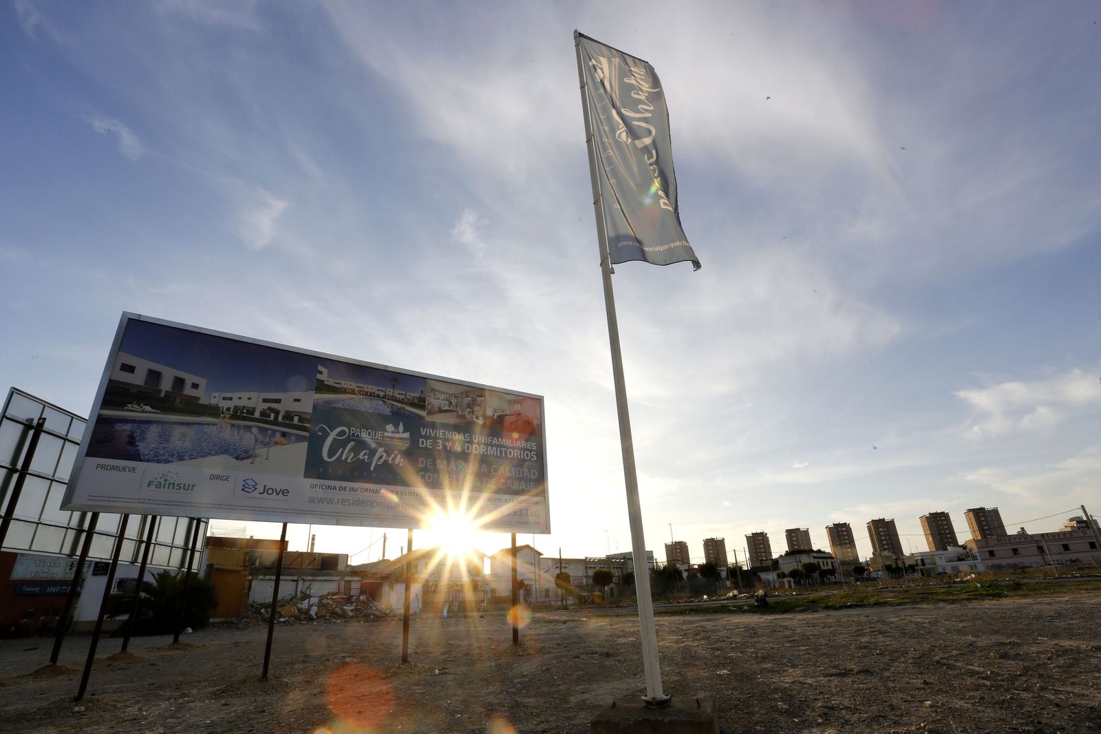 Un cartel que anuncia una nueva promoción de viviendas en las inmediaciones de Chapín.