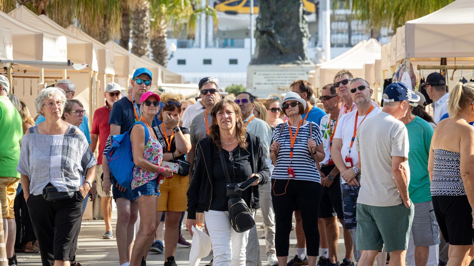 Los tres cruceros que llegaron este miércoles a Cádiz llenaron el puerto así como todas las calles del centro de la ciudad de turistas Los tres cruceros que llegaron este miércoles a Cádiz llenaron el puerto así como todas las calles del centro de la ciudad de turistas