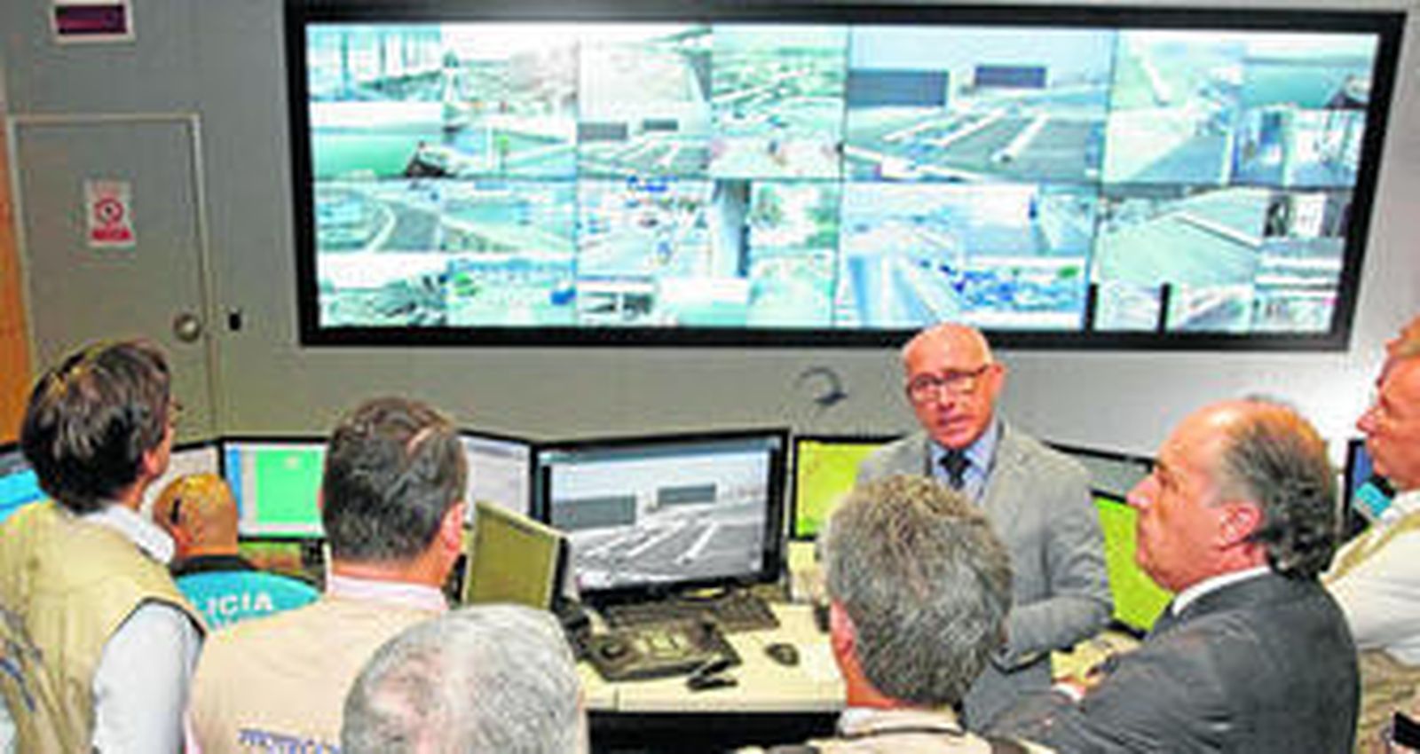 Manuel Sánchez de Alcázar, director de protección del Puerto de Algeciras, explica a las autoridades el dispositivo de cámaras de vigilancia.