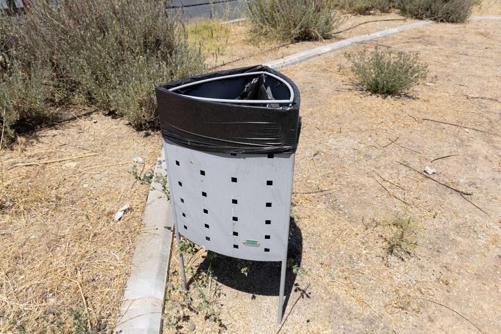 El estado de abandono del parque infantil del Jaén Plaza, en imágenes