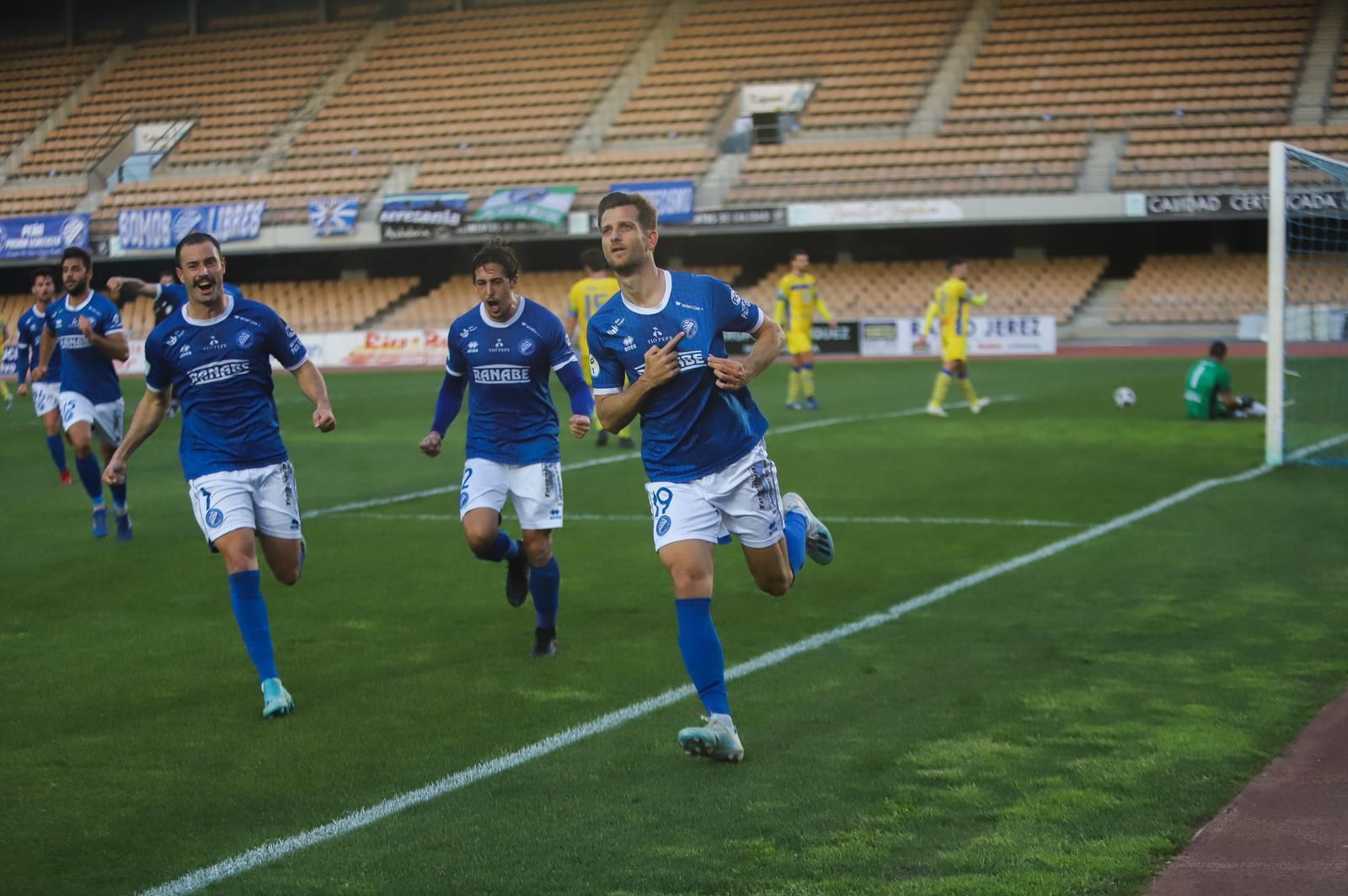 Máyor se señala el escudo tras anotar el 1-0 desde el punto de penalti.