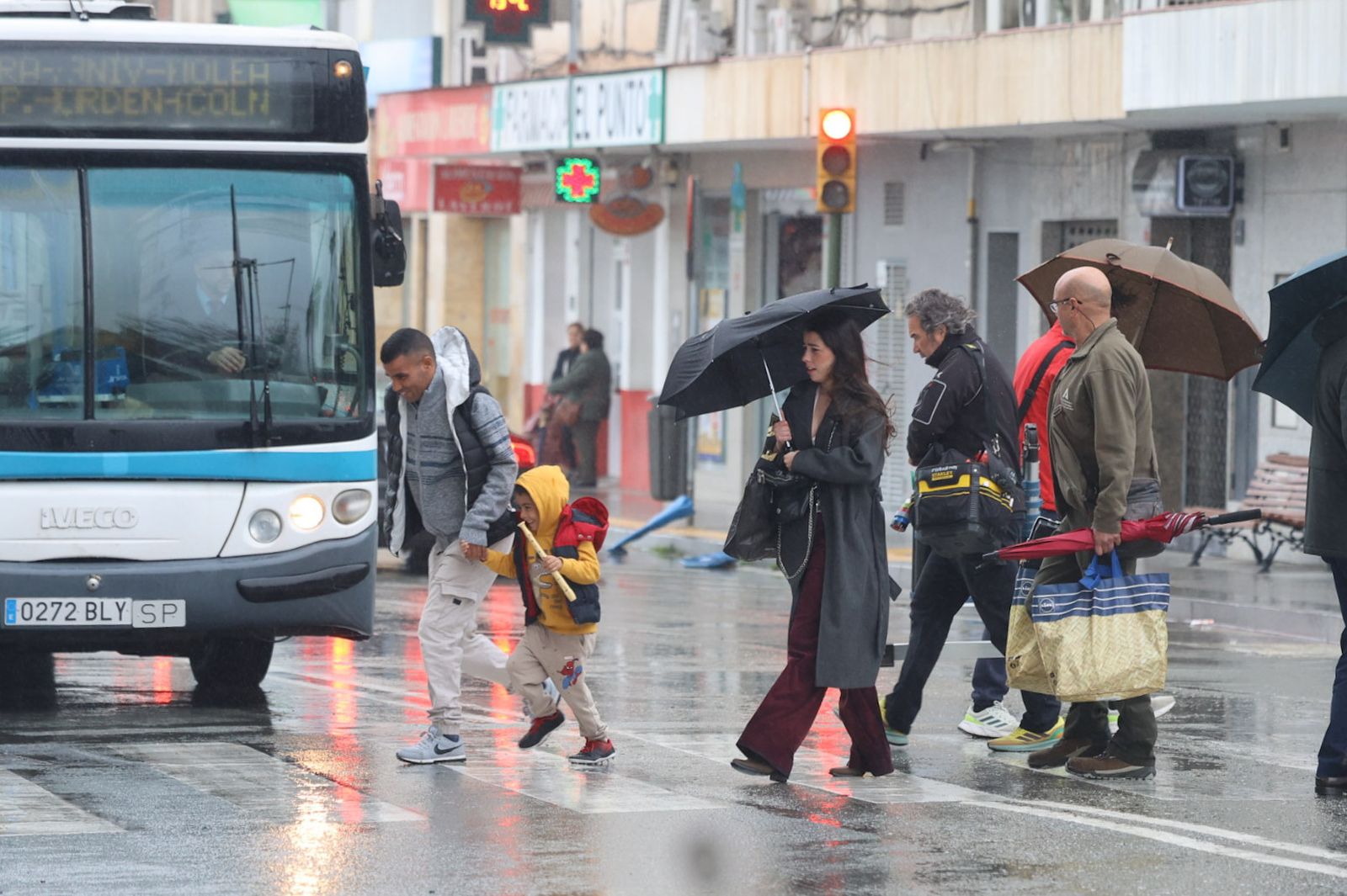 Fotografías de la mañana lluviosa en la capital