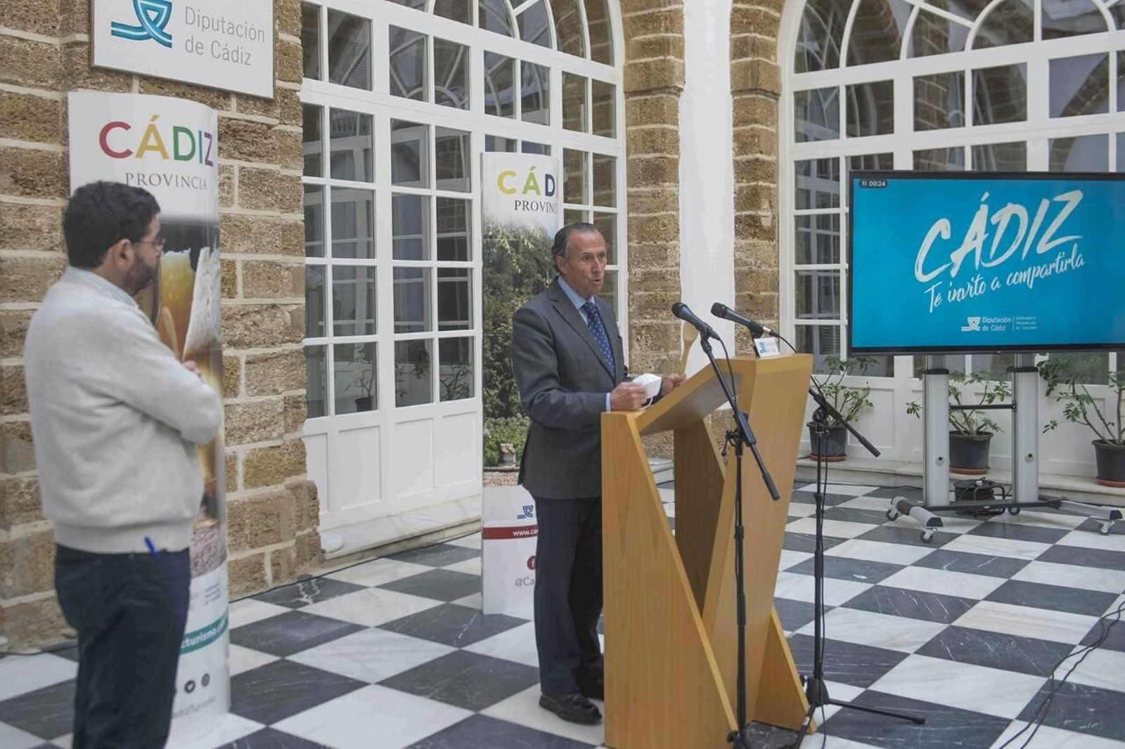 Pepe Monforte observa a José María Román en la presentación.
