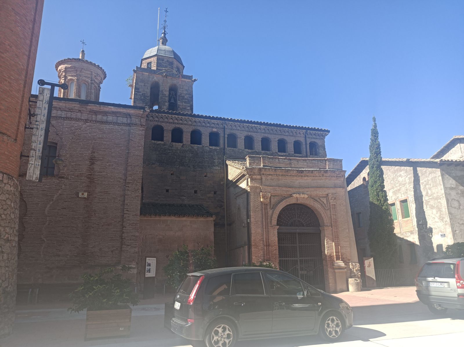 Iglesia de Santa Bárbara en La Puebla de Castro.