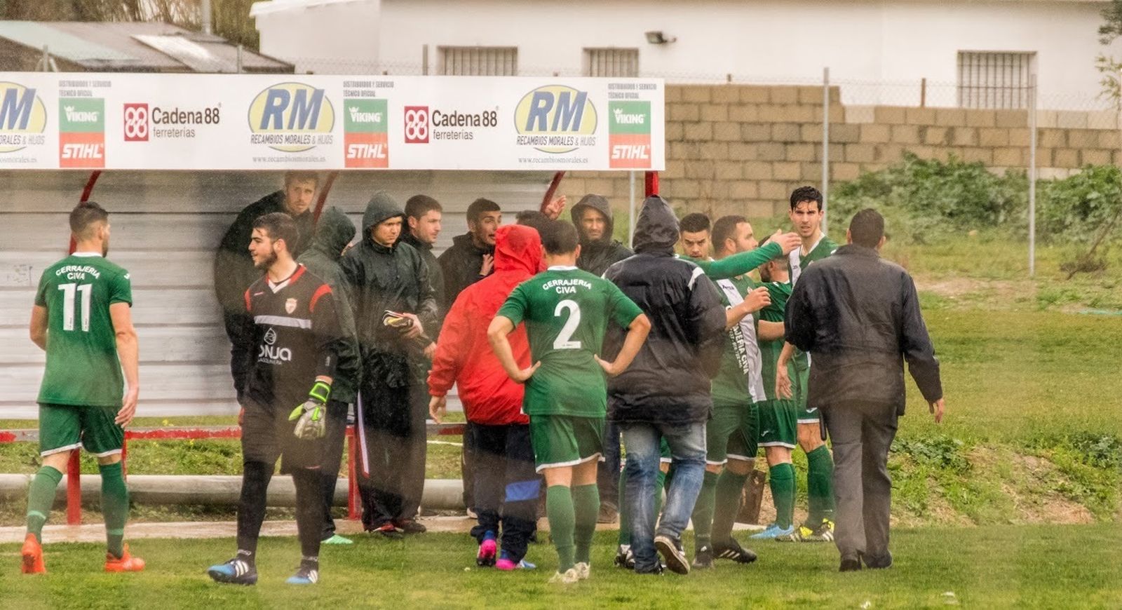 Los jugadores del Jédula conversan tras suspender el árbitro Ortega Manday el partido entre el Recreativo Portuense y el Jédula.
