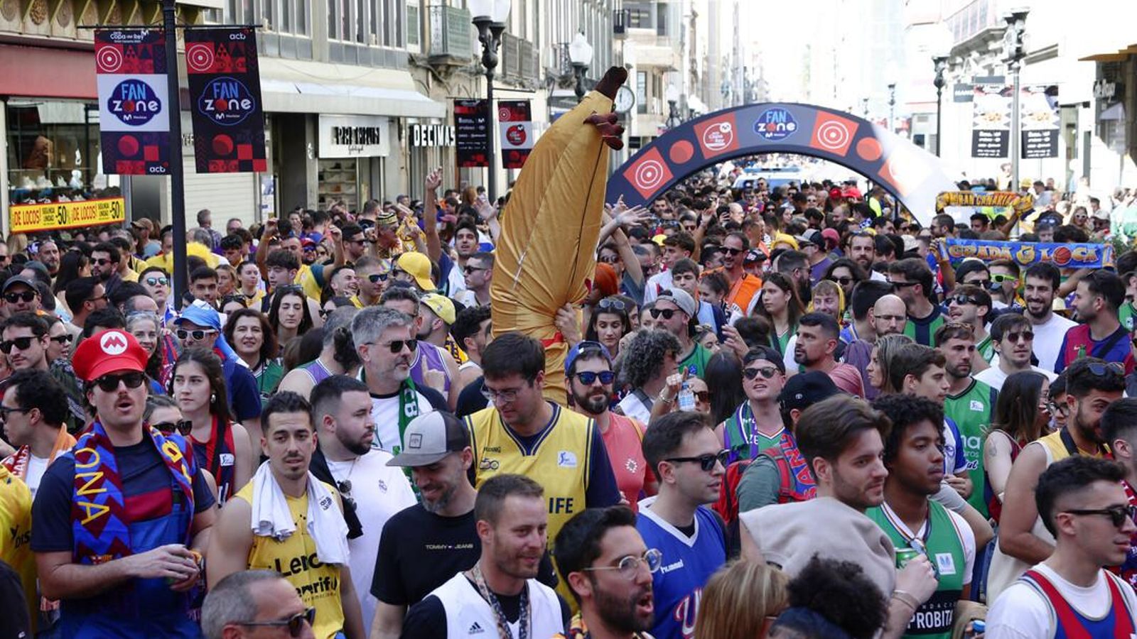 La gran fiesta de las aficiones en la Copa: Miles de personas toman las calles de Las Palmas
