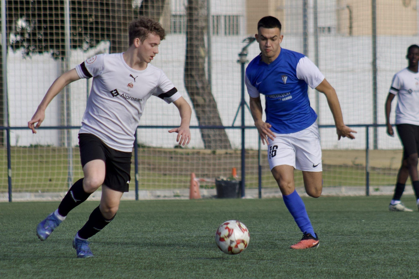 El cañaero Esteban Muñoz lucha por un balón con un jugador rival durante una acción del encuentro en tierras gaditanas.