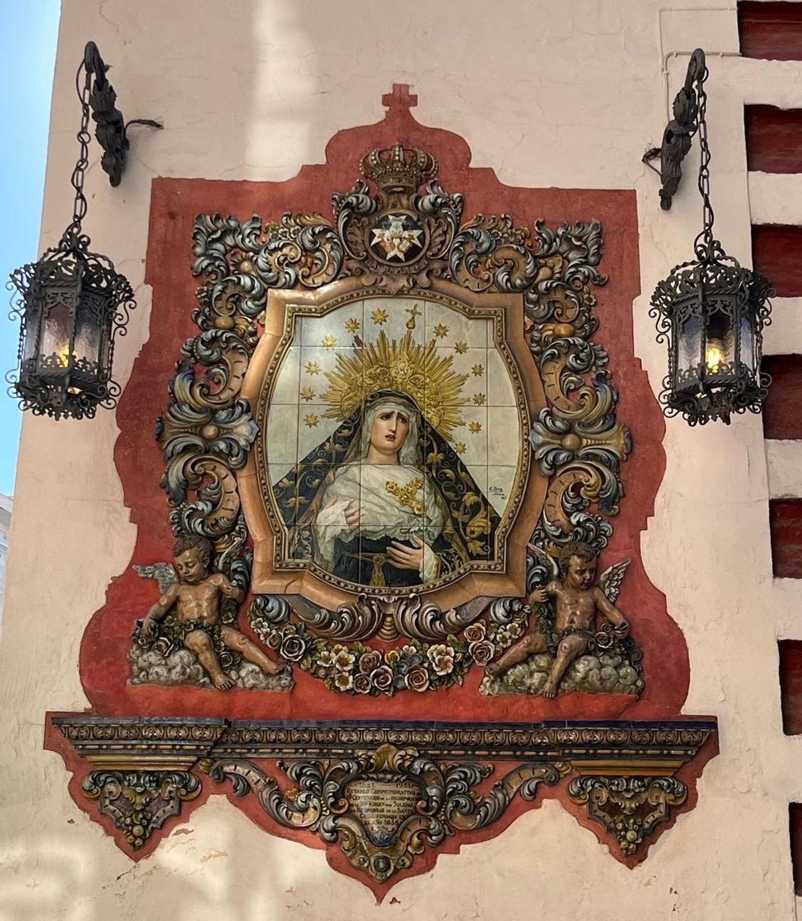 Este retablo cerámico es uno de los más destacados de las cofradías sevillanas