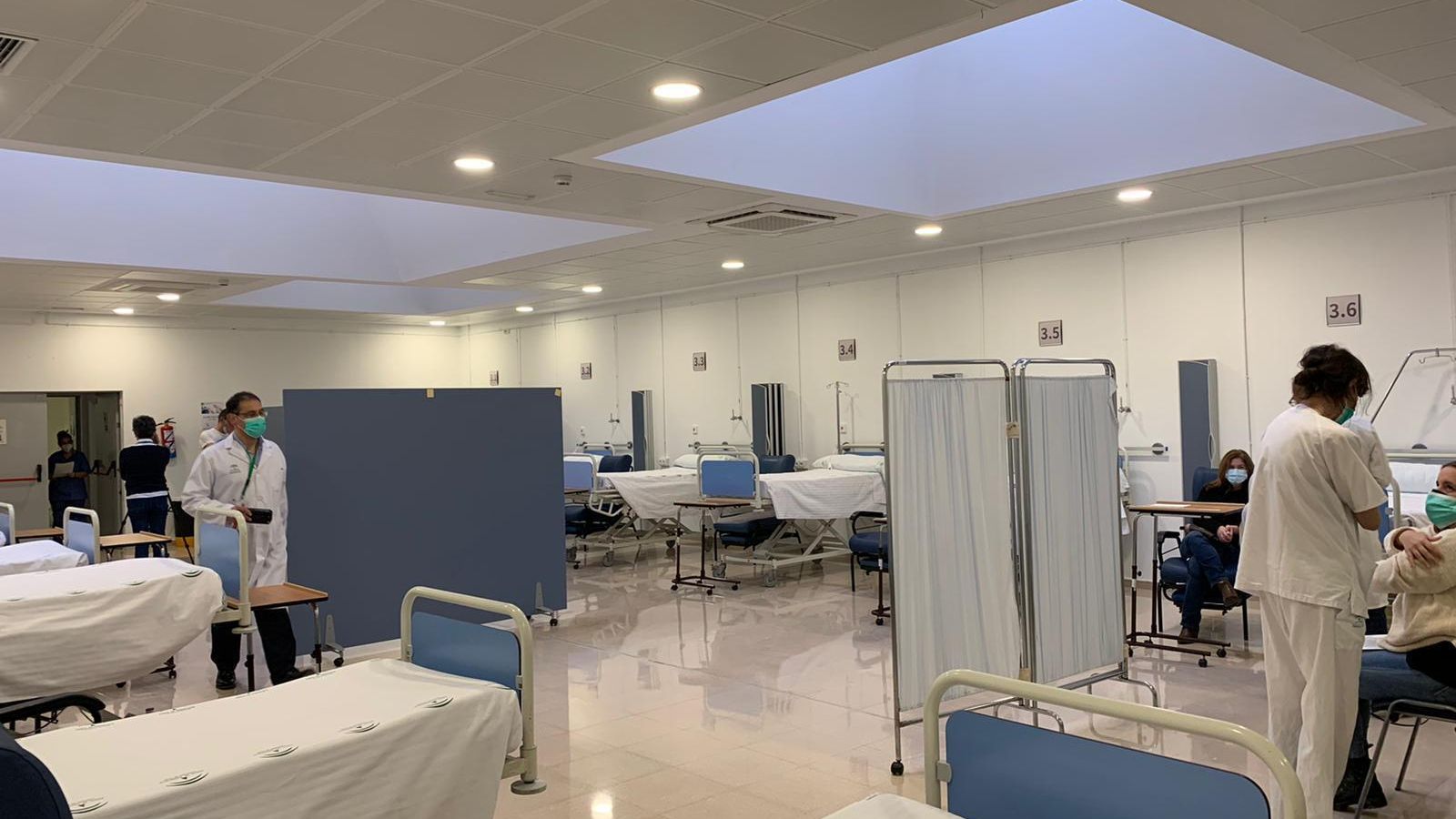 Inicio de la vacunación a los profesionales sanitarios en la enfermería del Clínico.