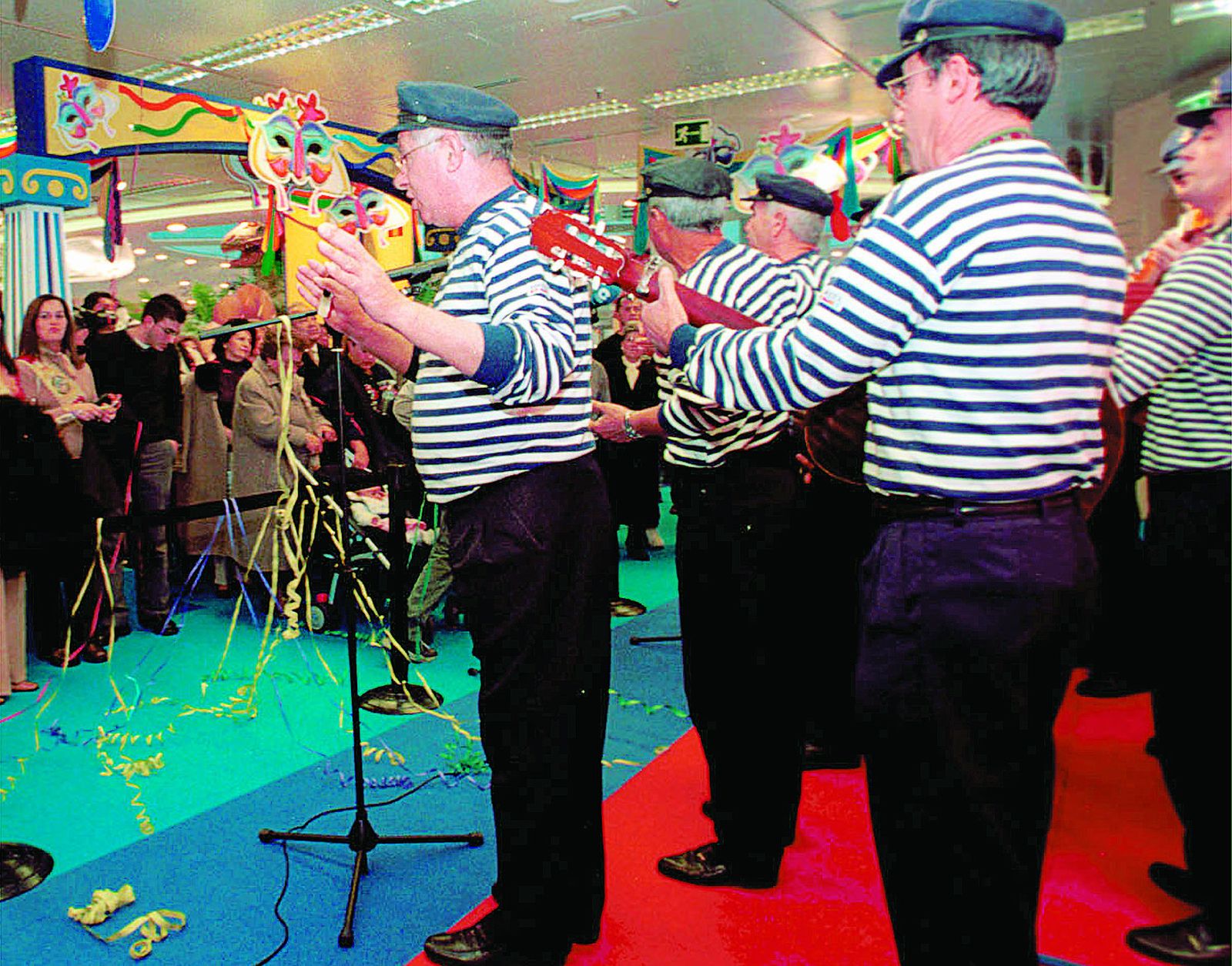 La Antología de Paco Alba cantando en un acto en El Corte Inglés en el año 2002.