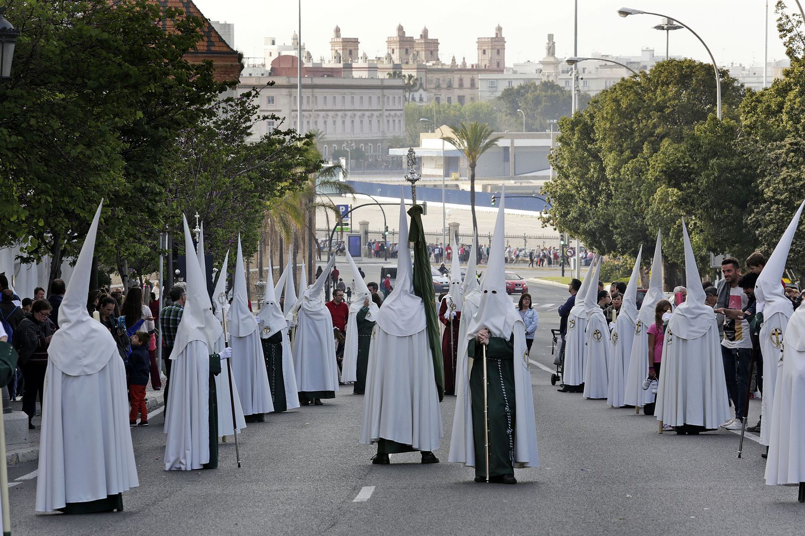 El cortejo de El Huerto avanza por la Avenida camino de la calle Plocia el pasado Jueves Santo.