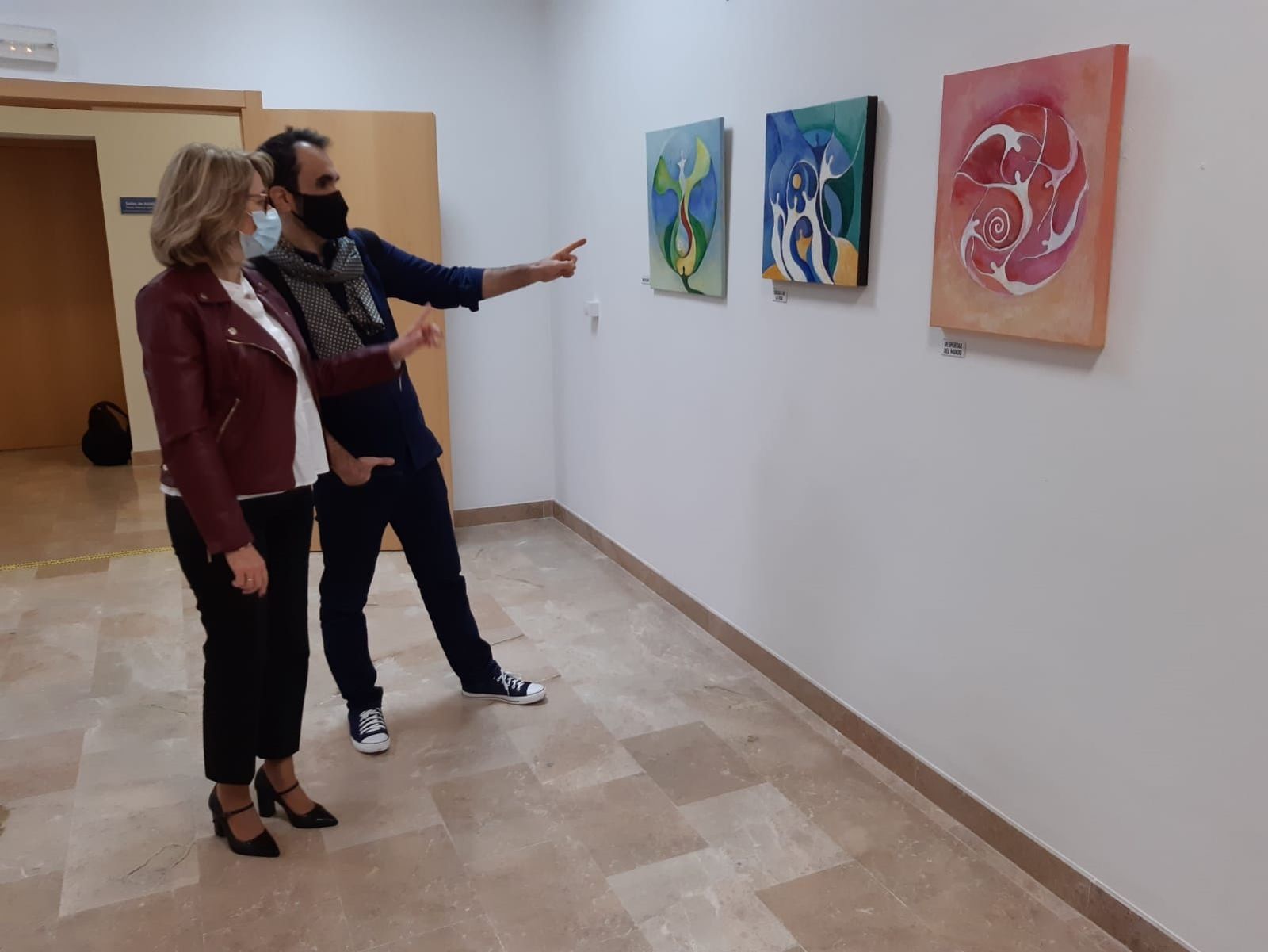 Carlos Soto muestra sus obras a Pilar Pintor.