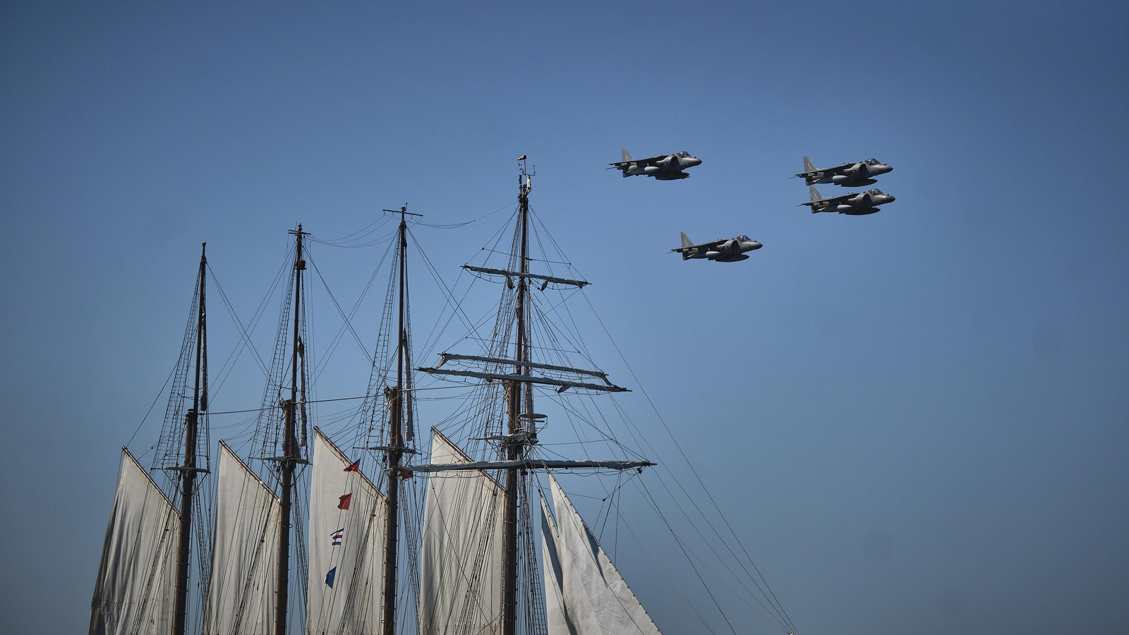 Parada naval y aérea en homenaje a Elcano en aguas de Sanlúcar. Parada naval y aérea en homenaje a Elcano en aguas de Sanlúcar.