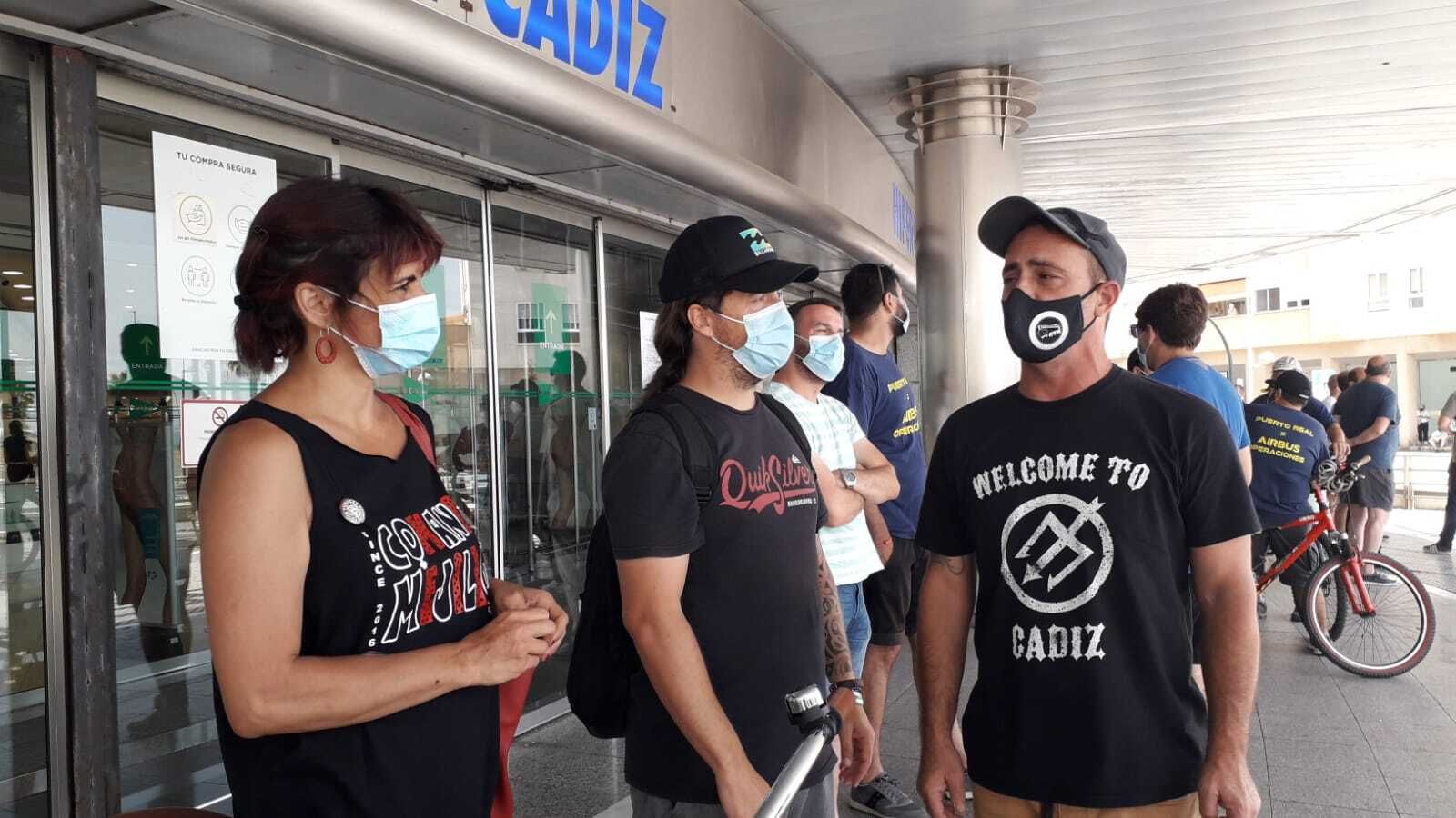 Teresa Rodríguez con trabajadores de Airbus en la manifestación.