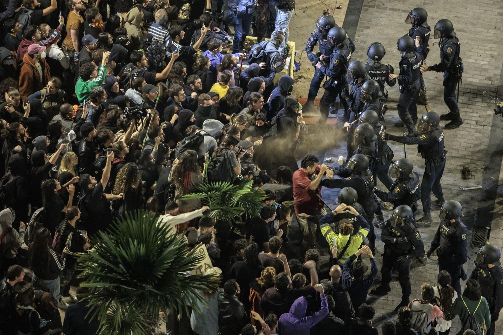Cargas policiales durante la manifestación del pasado sábado en Valencia. Cargas policiales durante la manifestación del pasado sábado en Valencia.