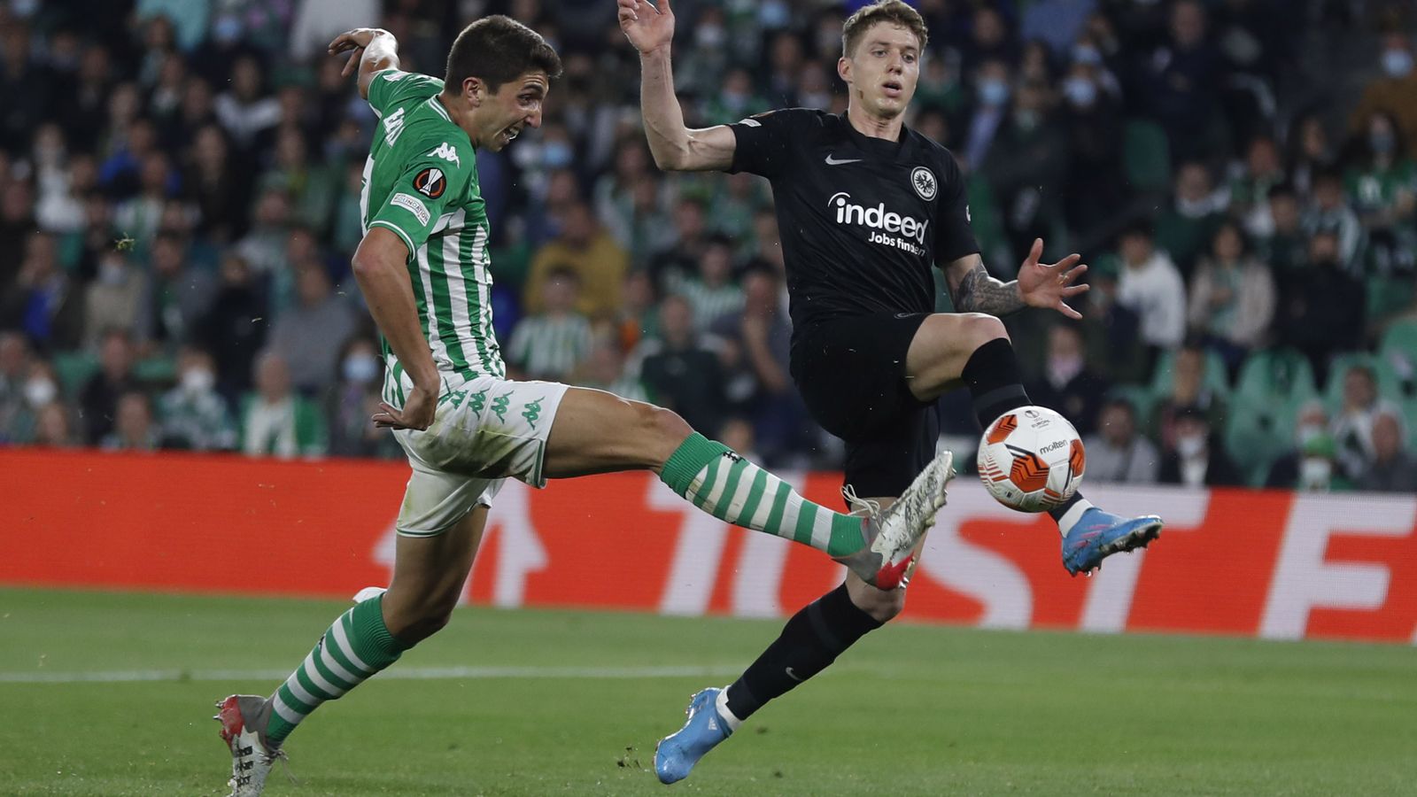 Édgar intenta cortar un avance de Jakic.