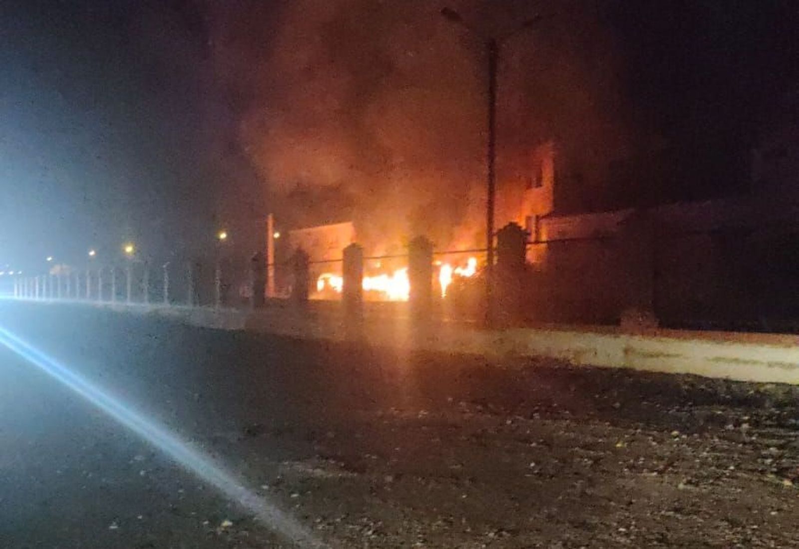 Los Bomberos de Guadix sofocan un incendio en un vagón del tren en desuso.