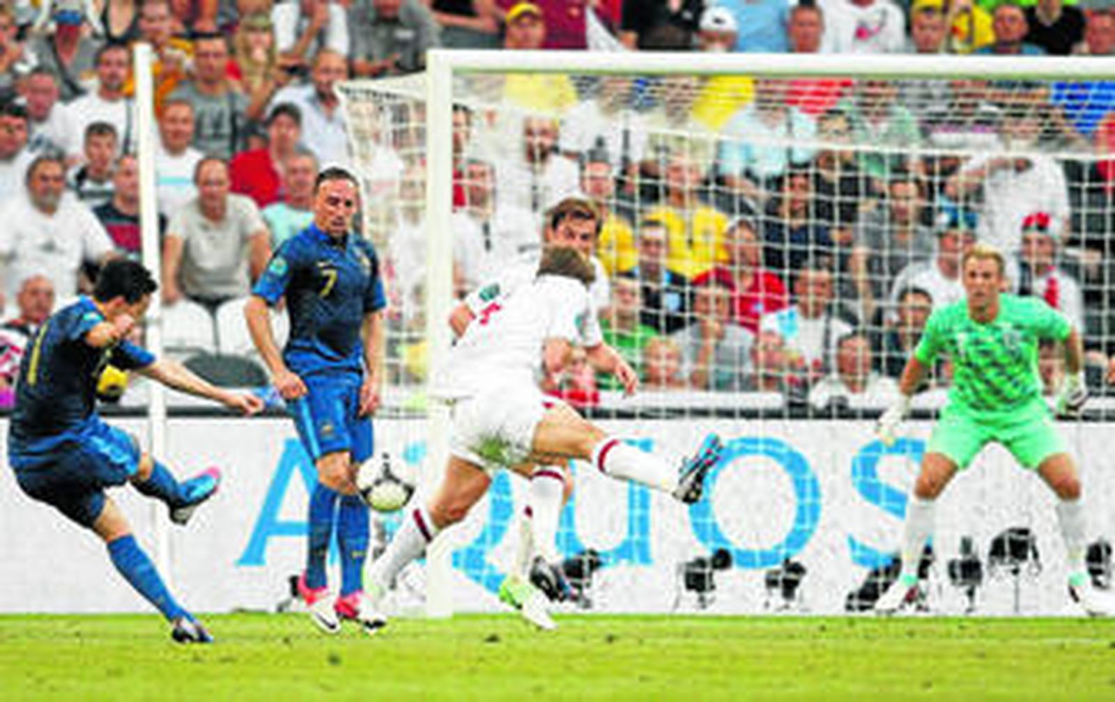 Nasri dispara, desde la frontal del área, y el balón pasa entre Ribery, Gerrard y Parker antes de entrar en la portería defendida por Hart.