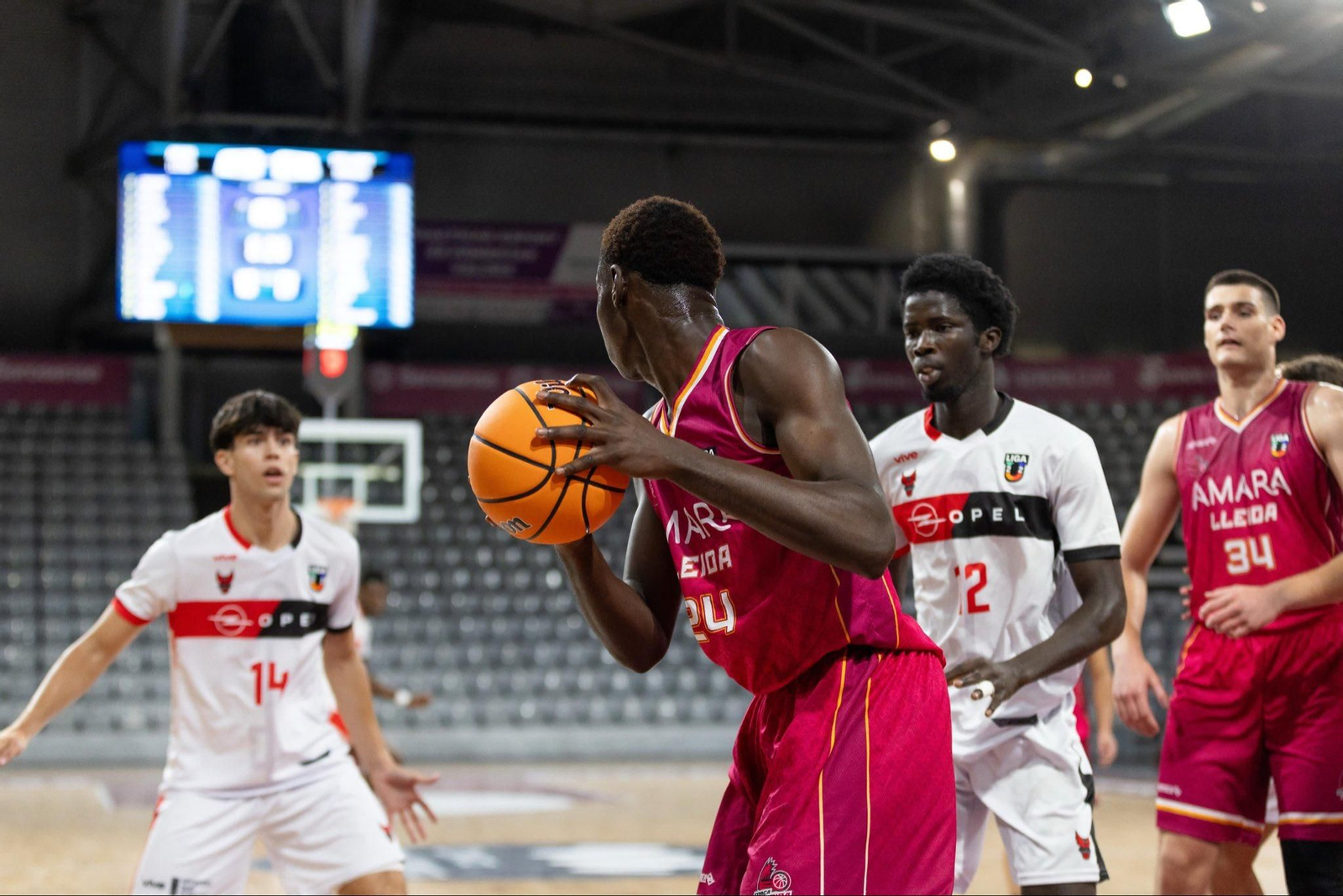 Un jugador del Fundación CB Granada observa la acción de un rival.