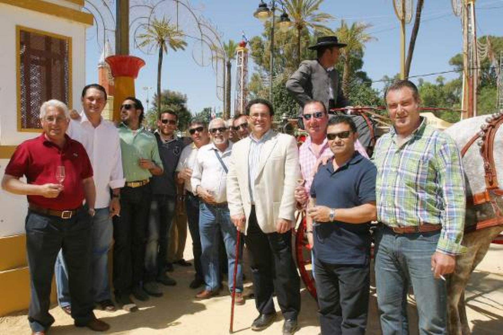 Trabajadores del Consorcio de Aguas de la Zona Gaditana con su presidente y también delegado municipal de Turismo, Juan Manuel García Bermúdez.

Foto: Vanesa Lobo