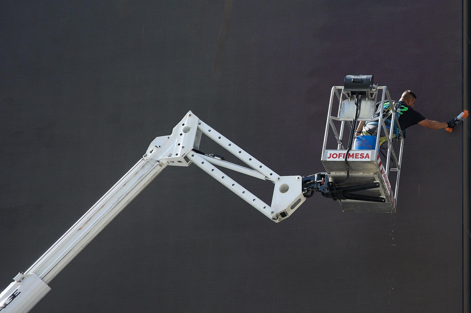 Un hombre en su puesto de trabajo.