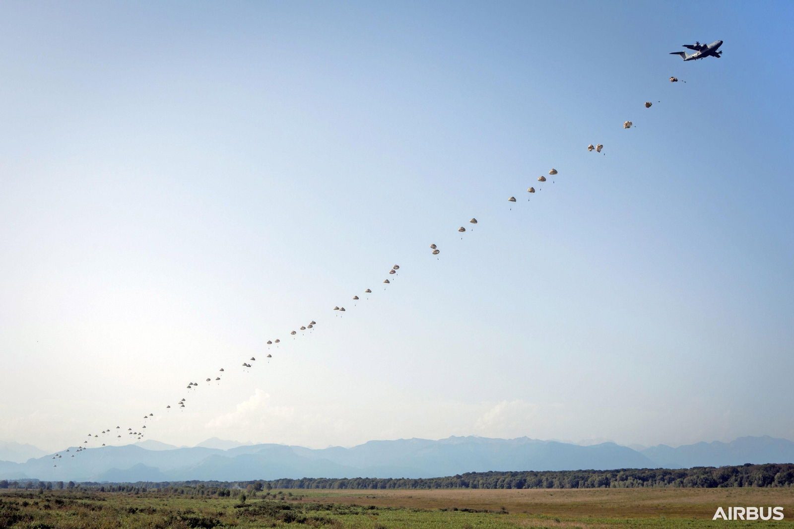 El lanzamiento de 80 paracaidistas, en el mayor despliegue simultáneo desde un A400M en una sola pasada.