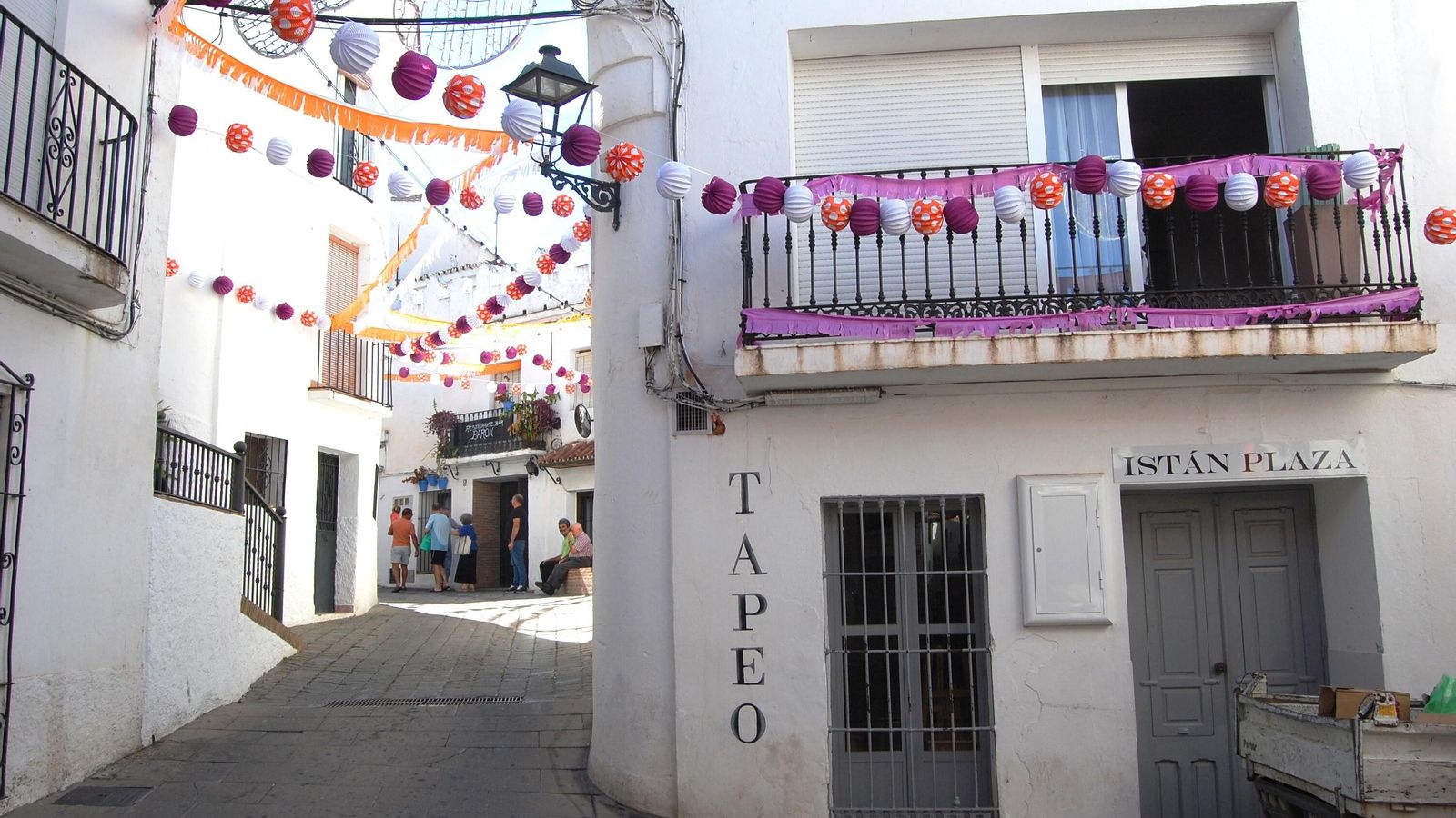 Vista de la calle Marbella, en Istán.