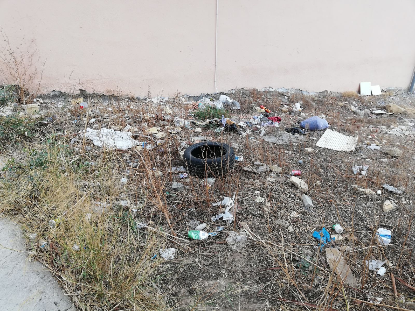 Basura acumulada alrededor del Hospital Torrecárdenas