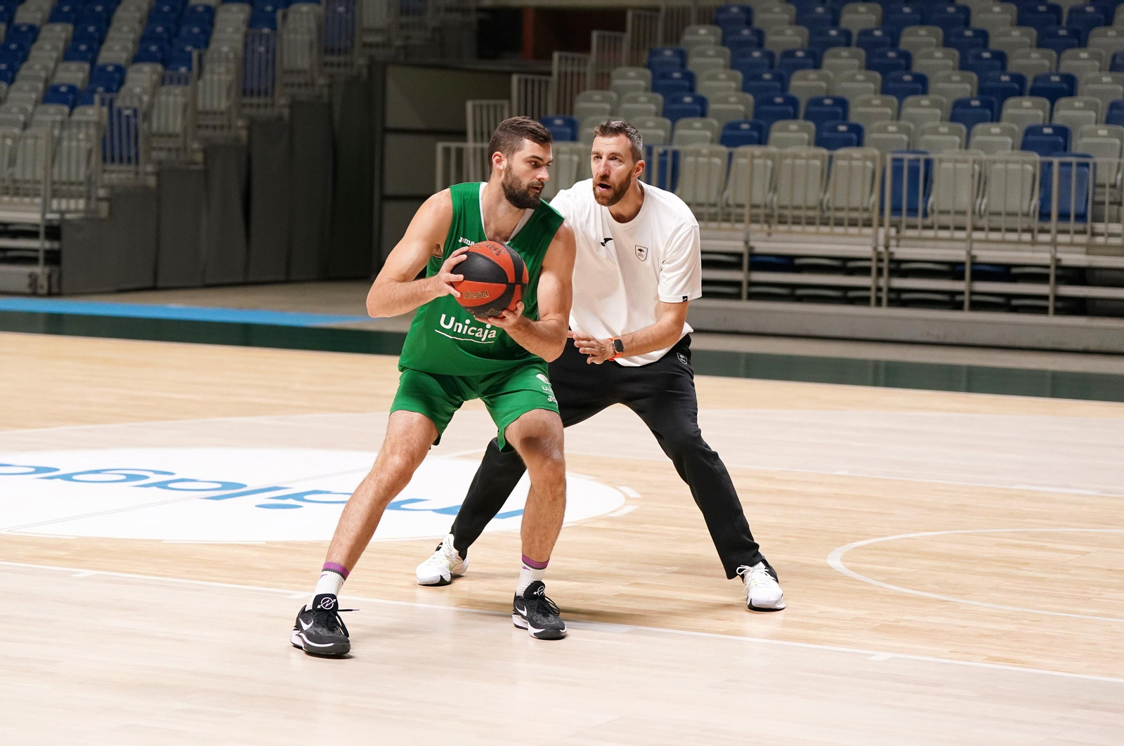 La masterclass del profesor Fran Vázquez a los pívots del Unicaja