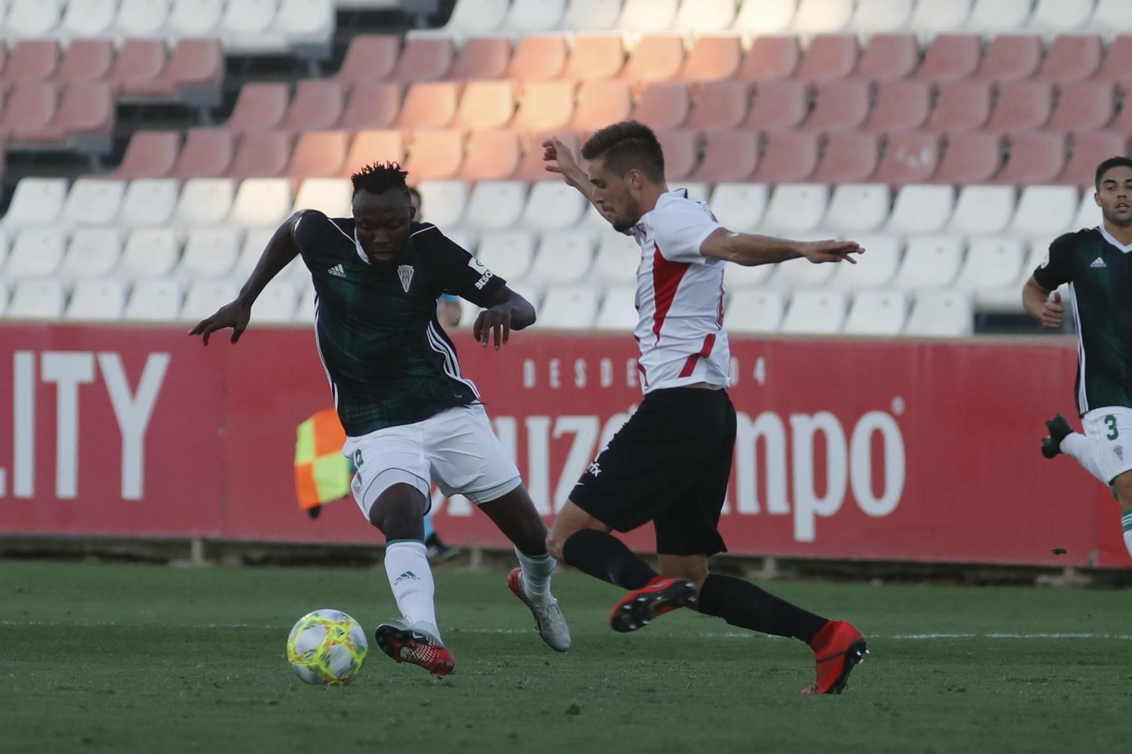 Owusu intenta regatear a un jugador del Sevilla Atlético.