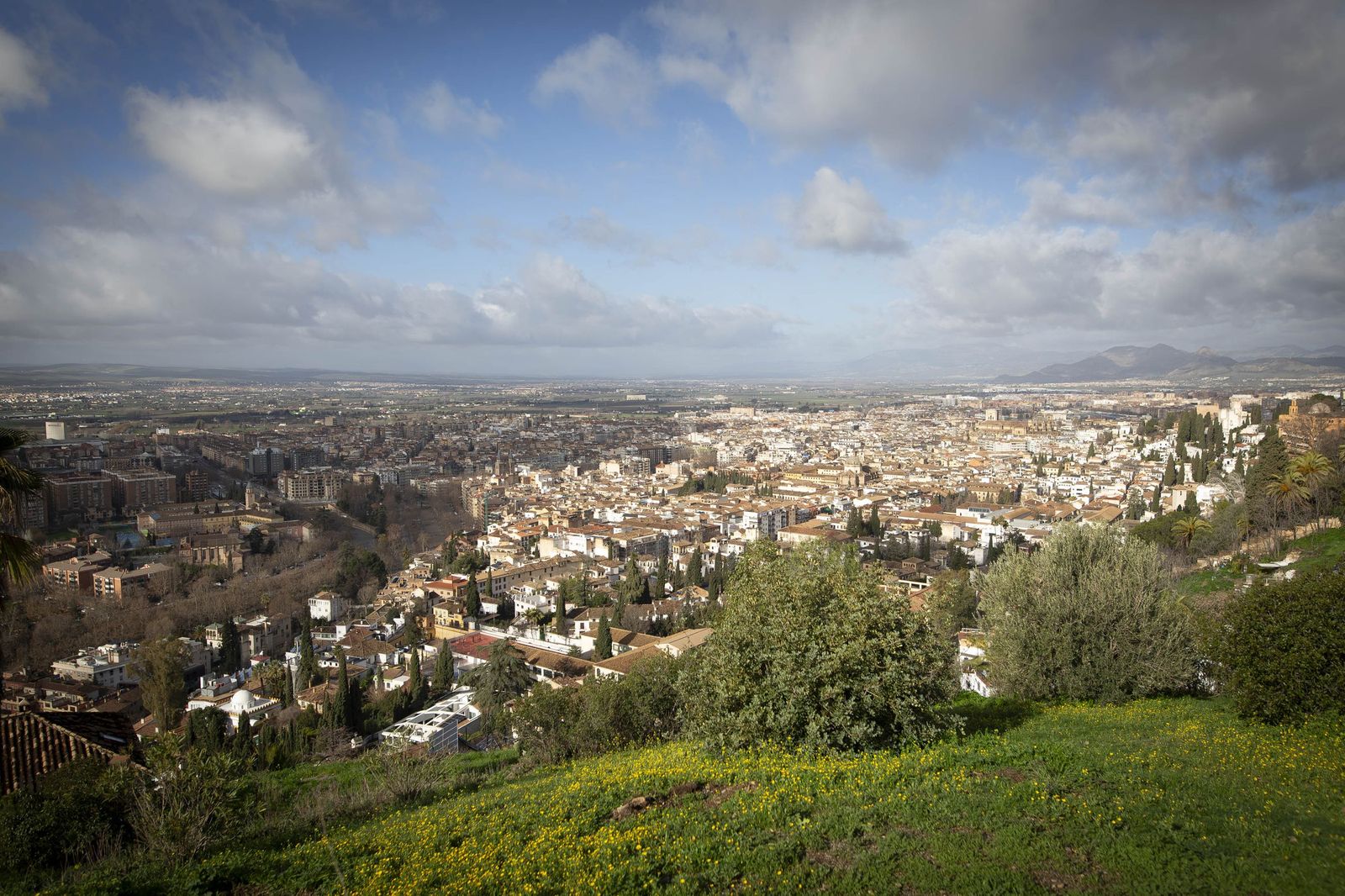 Cielo de Granada sin contaminación en un intervalo de lluvias