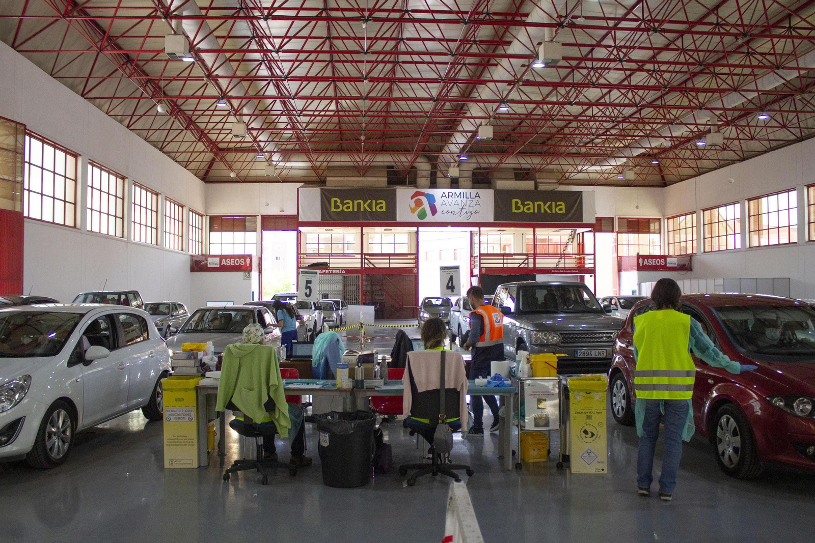 Fotos: colas en la vuelta a la vacunación masiva en Granada